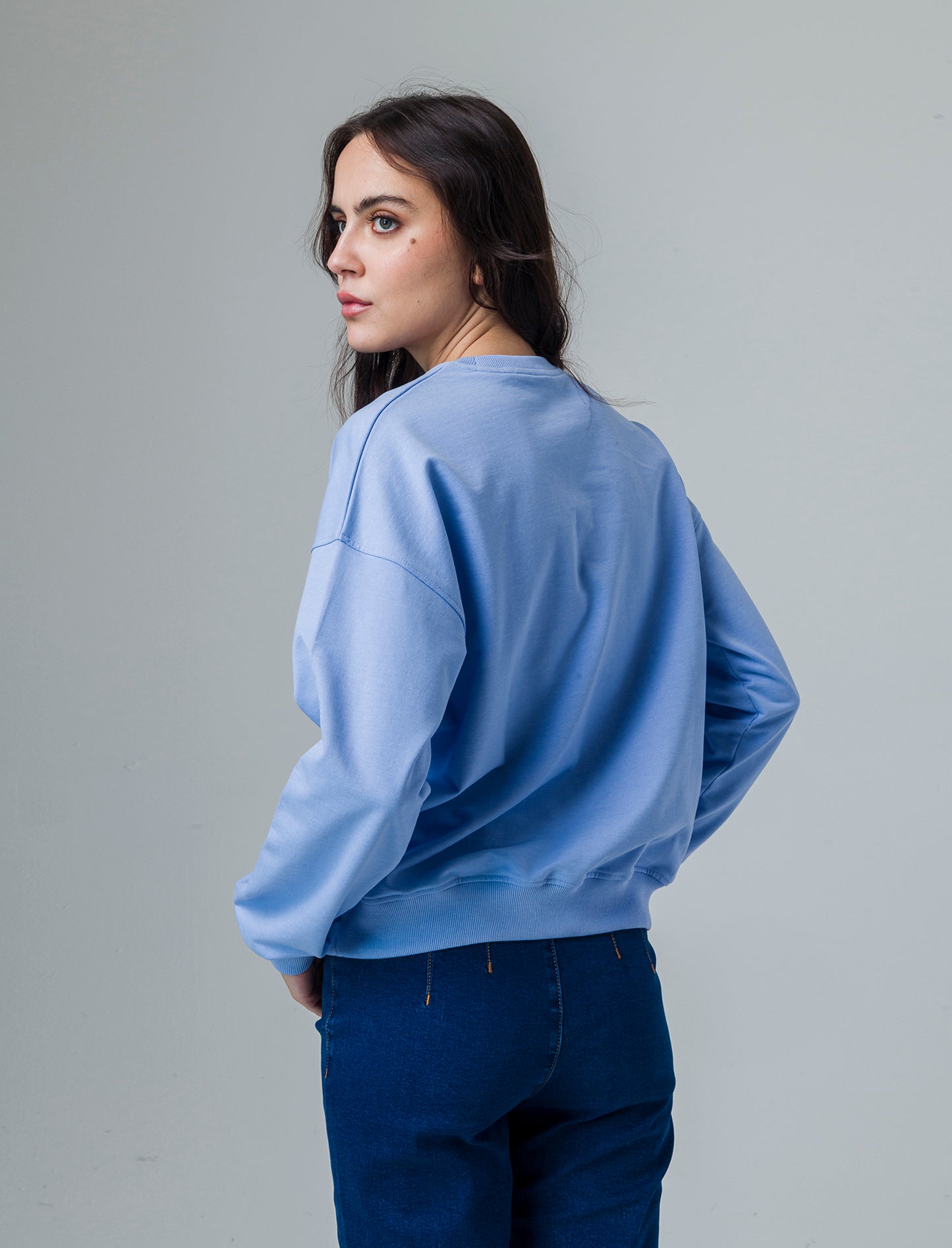 Woman's long sleeve crewneck sweatshirt with chest print - Sky blue