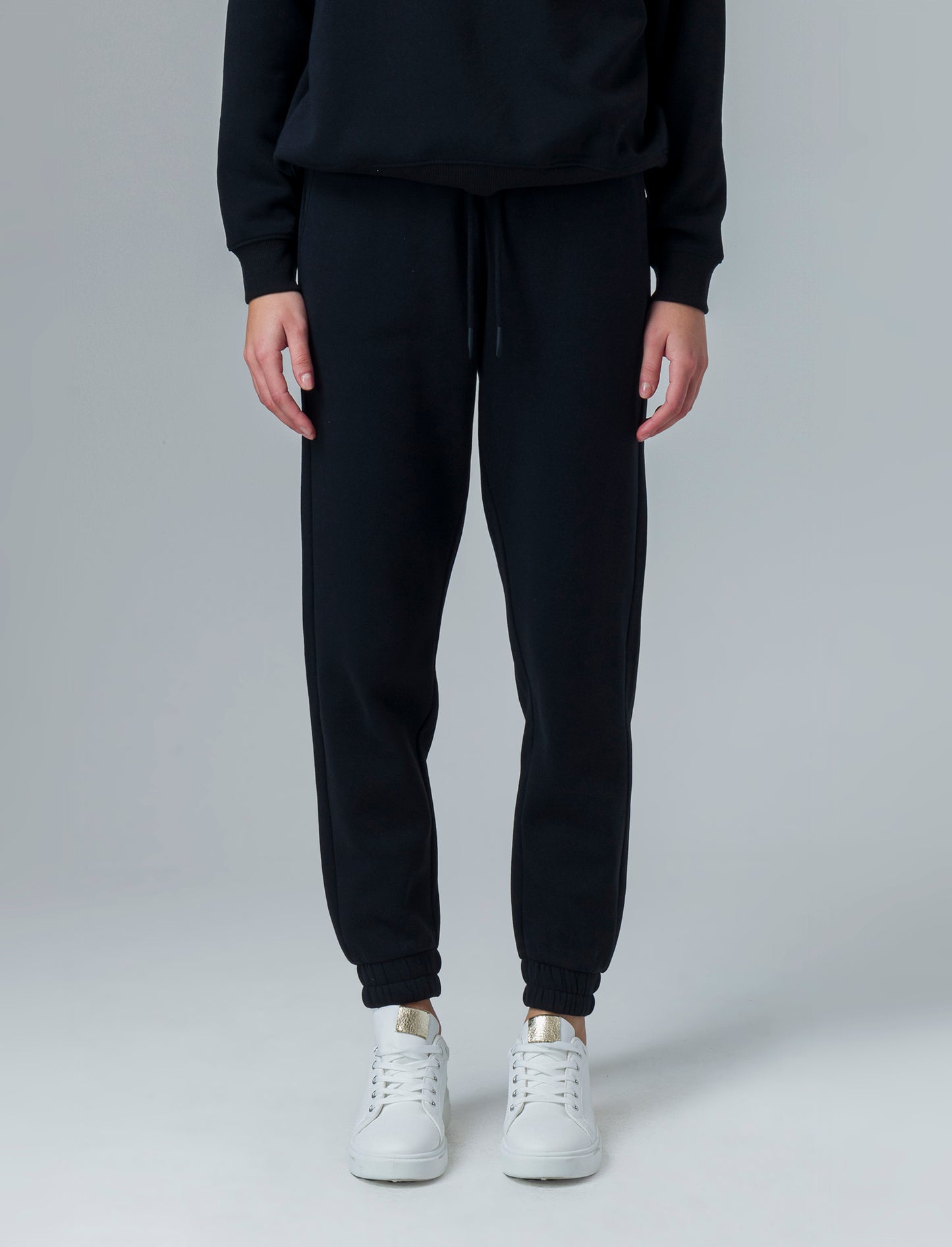 Woman's basic jogger pants for everyday comfort - Black