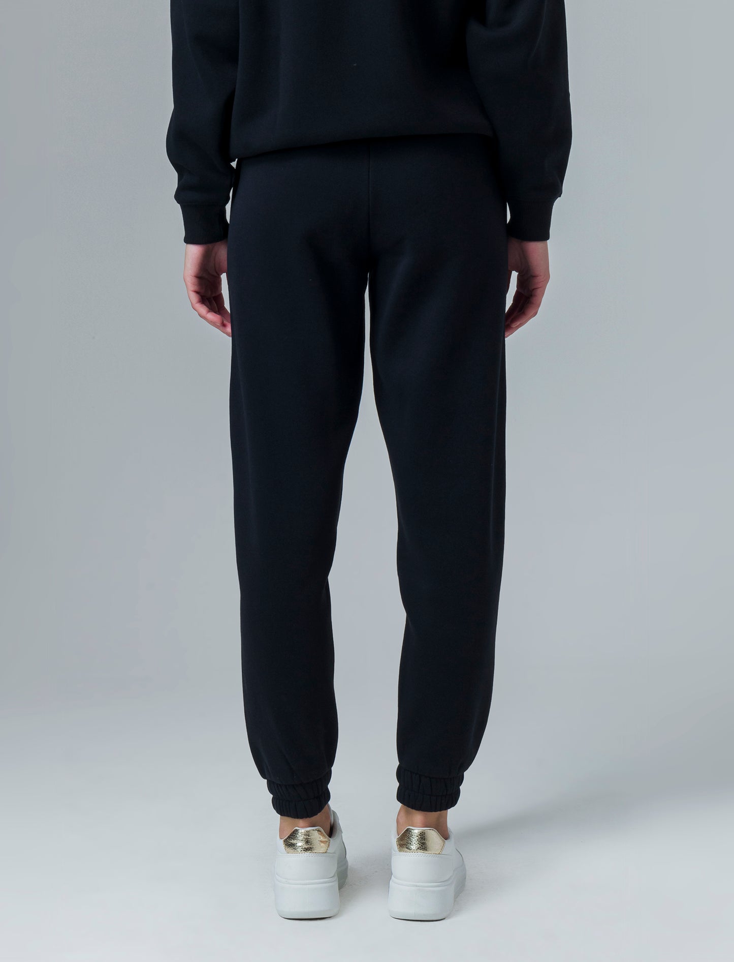 Woman's basic jogger pants for everyday comfort - Black