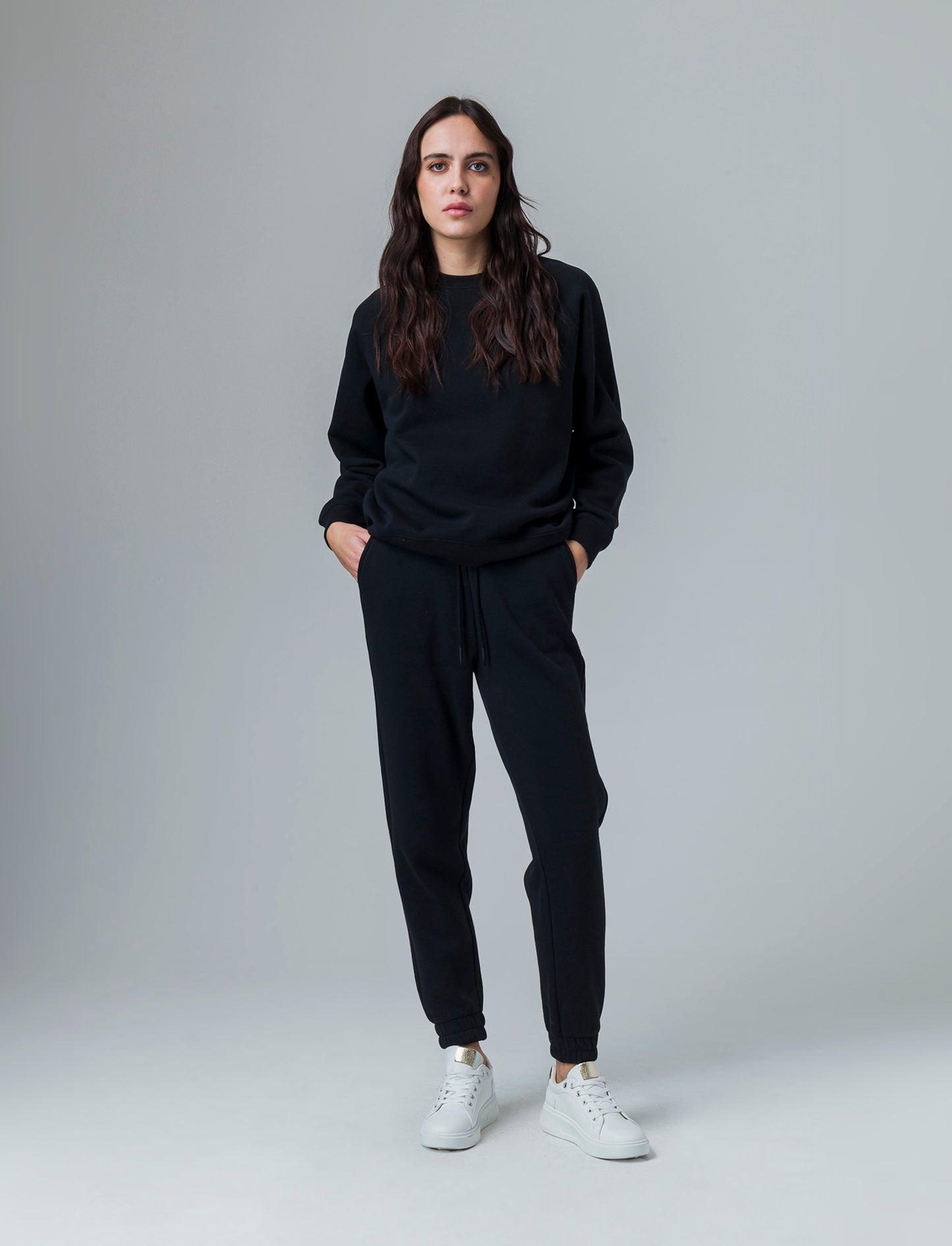Woman's basic jogger pants for everyday comfort - Black