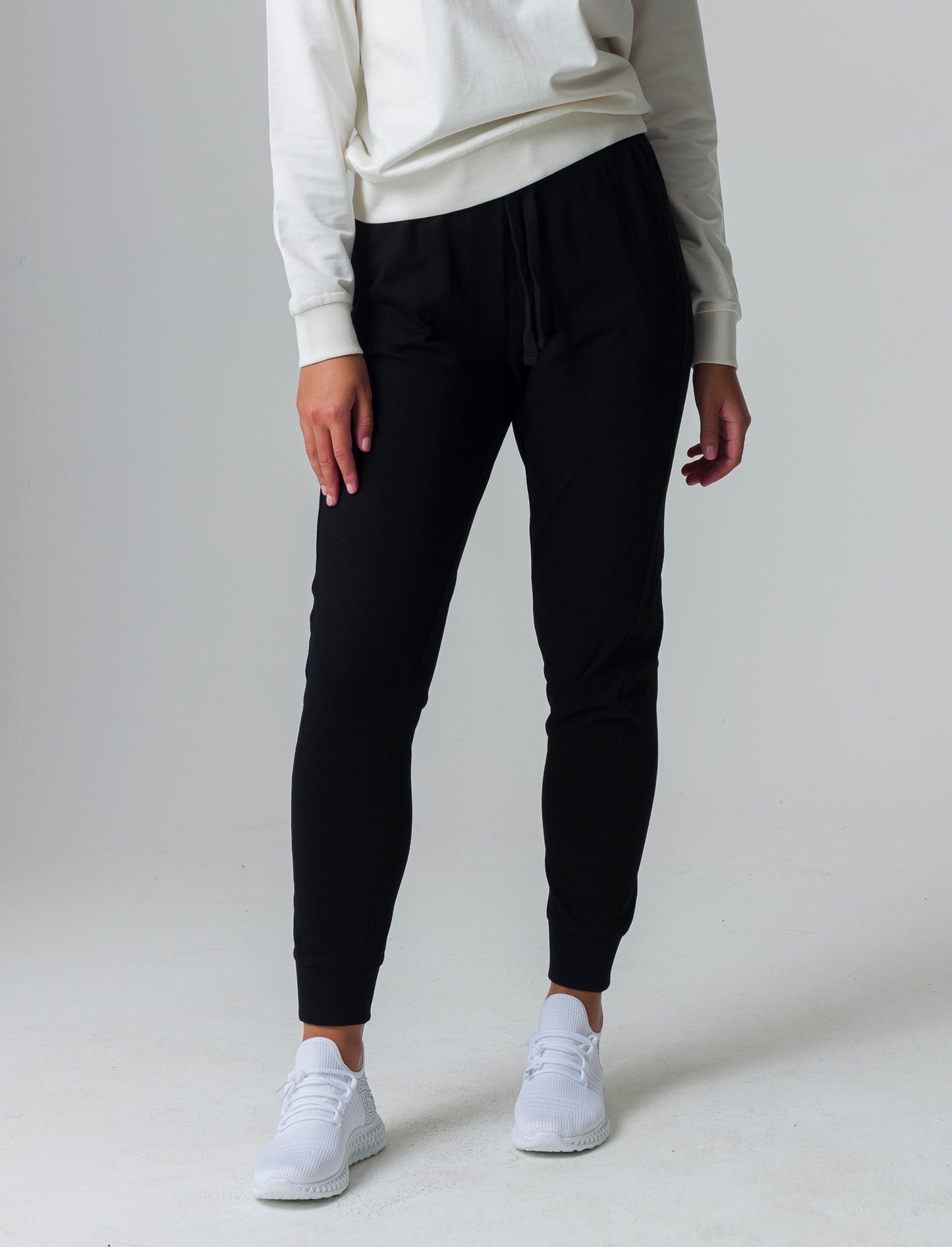 Jogger basico con tasche verticali da donna - Nero