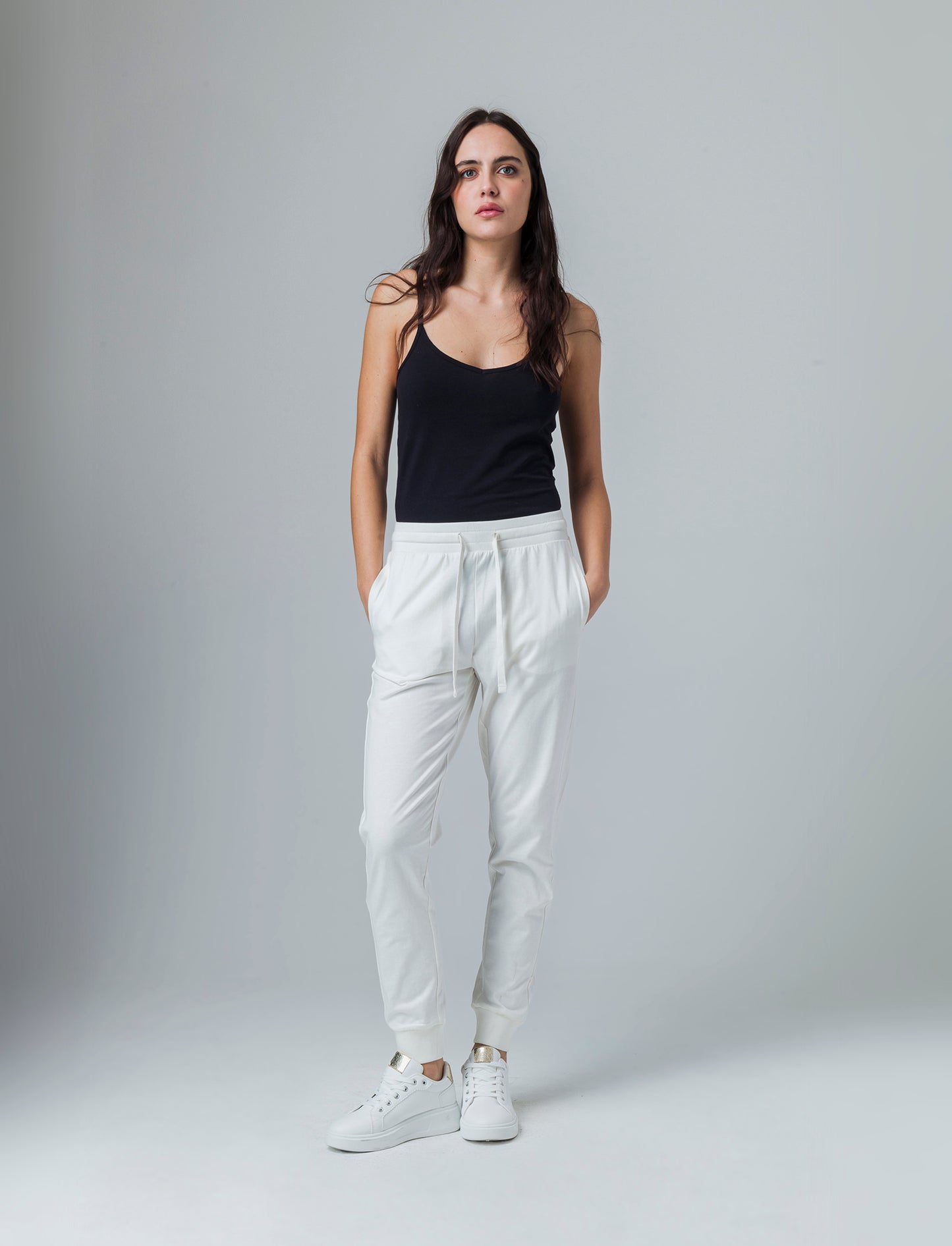Woman's basic joggers with vertical front pockets - Beige