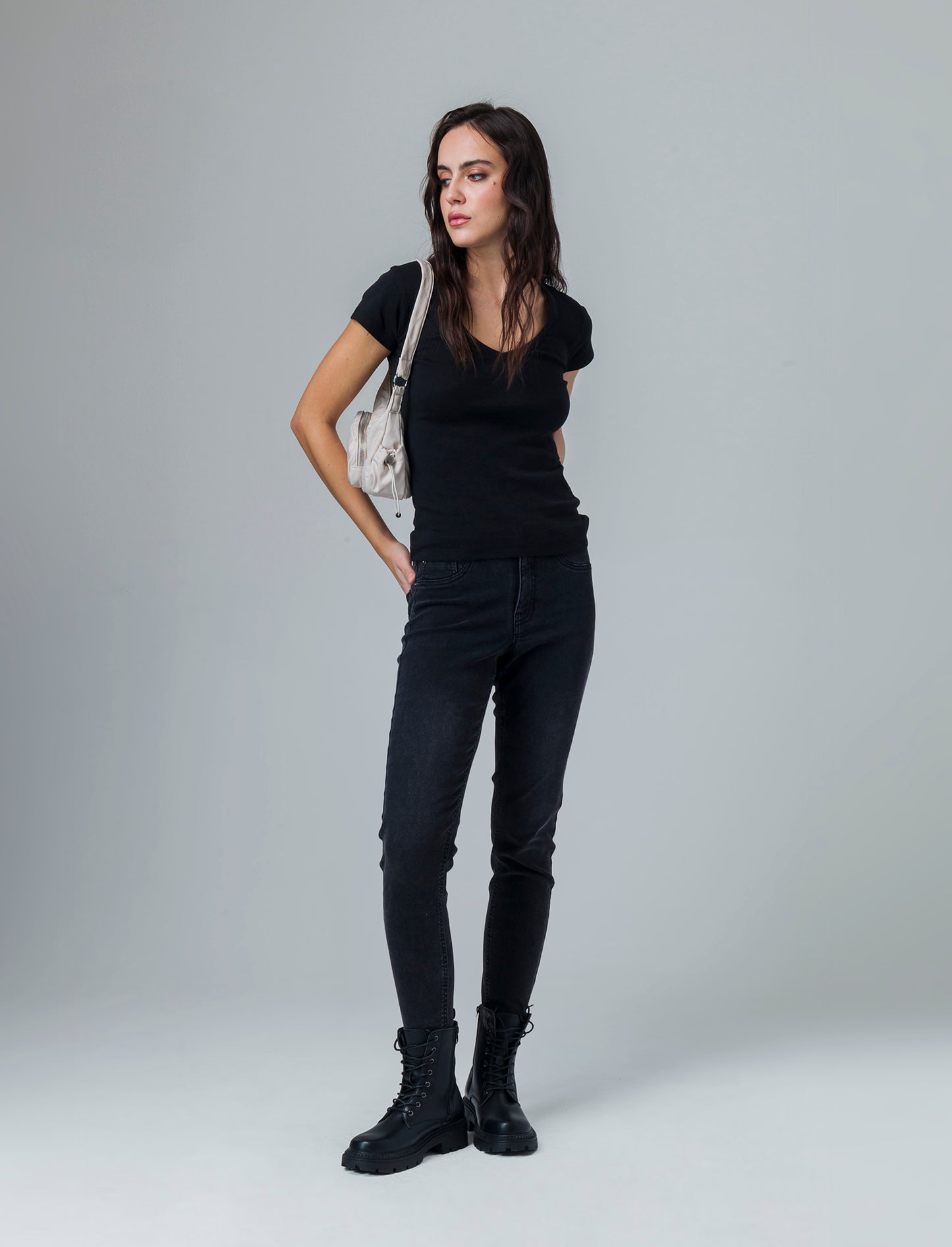 T-shirt basica scollo a v da donna - Nero