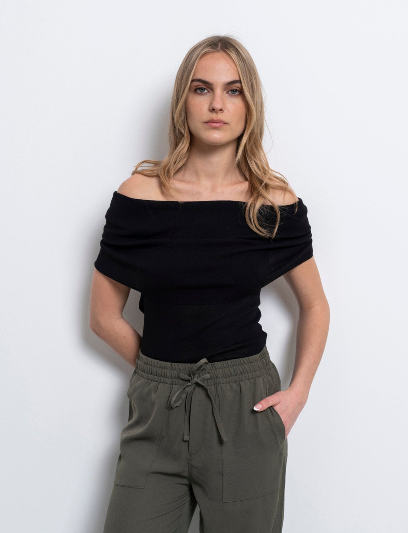 Maglia off shoulder da donna - Nero