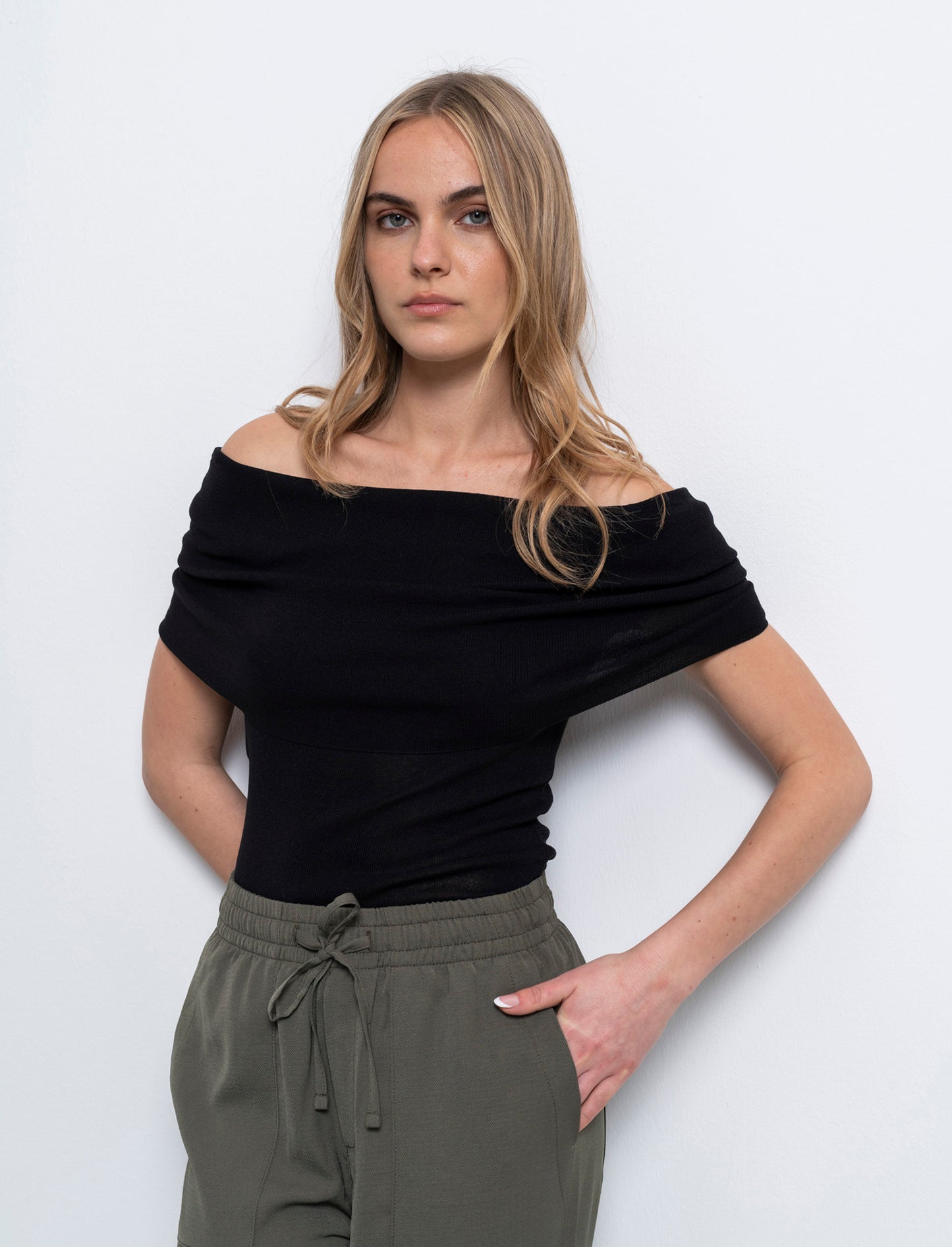 Maglia off shoulder da donna - Nero