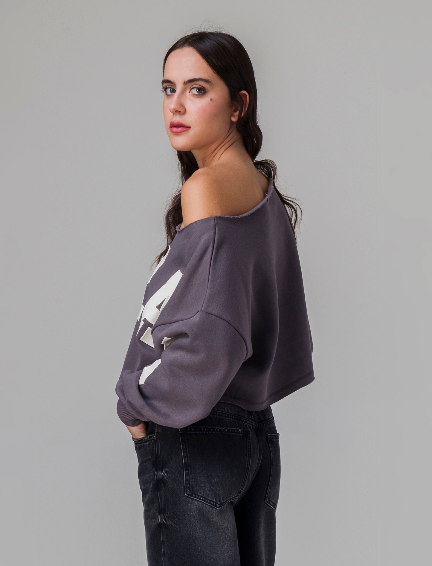 Felpa crop off shoulder da donna - Grigio piombo