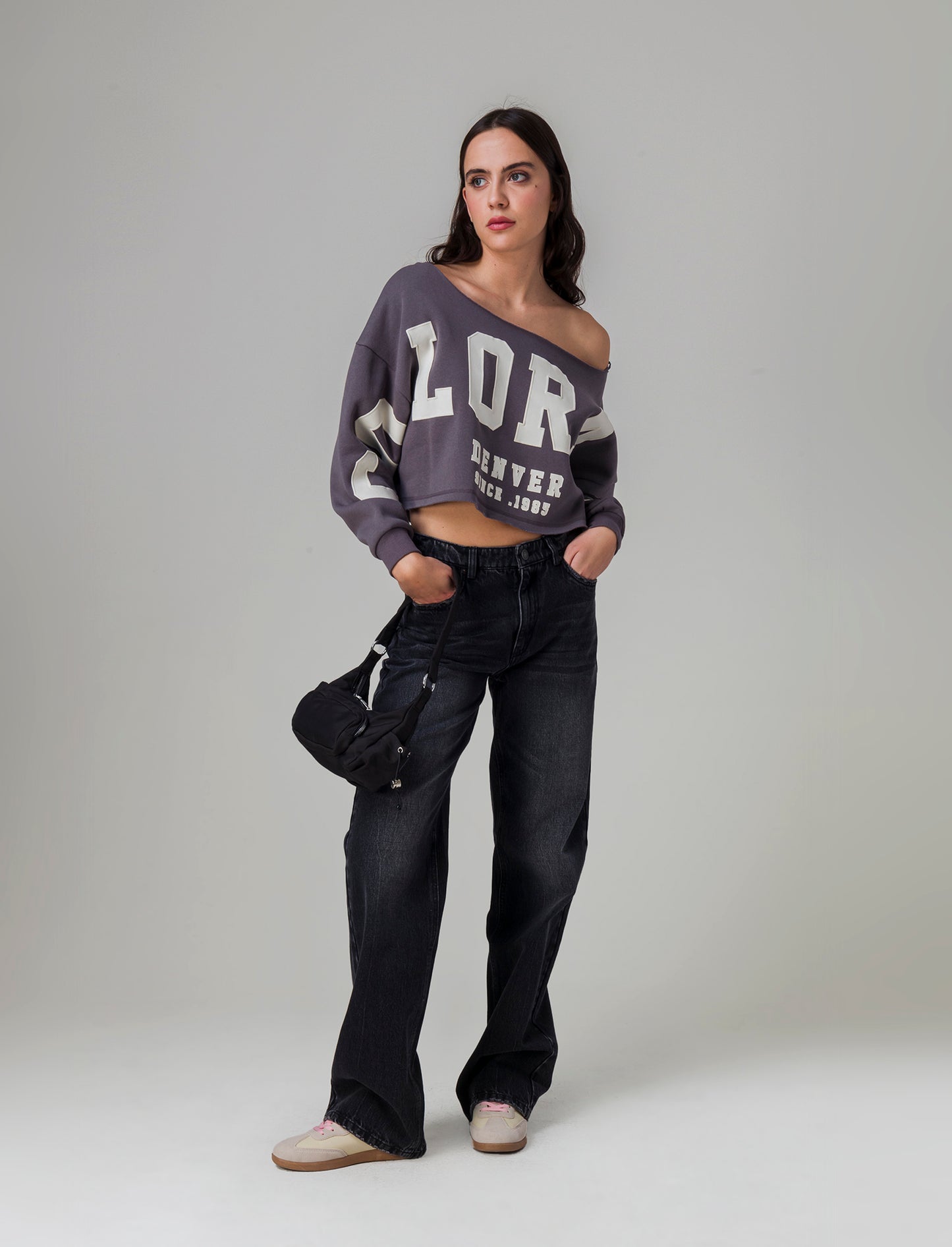 Felpa crop off shoulder da donna - Grigio piombo