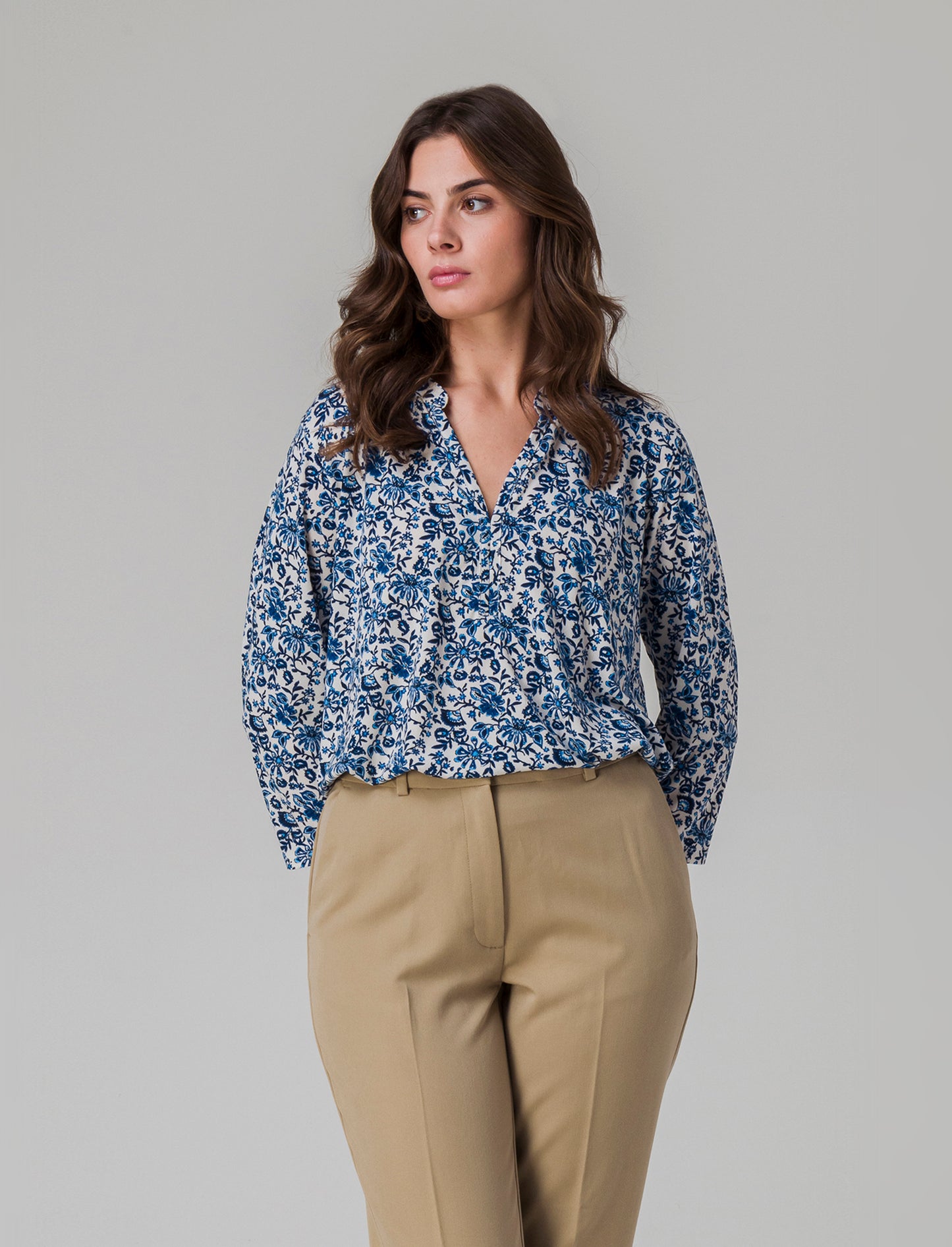 T-shirt con collo alla coreana da donna - var 2