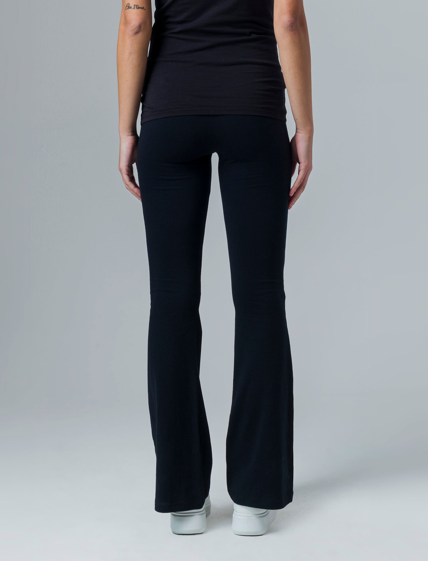 Woman's basic flare leggings for everyday wear - Black