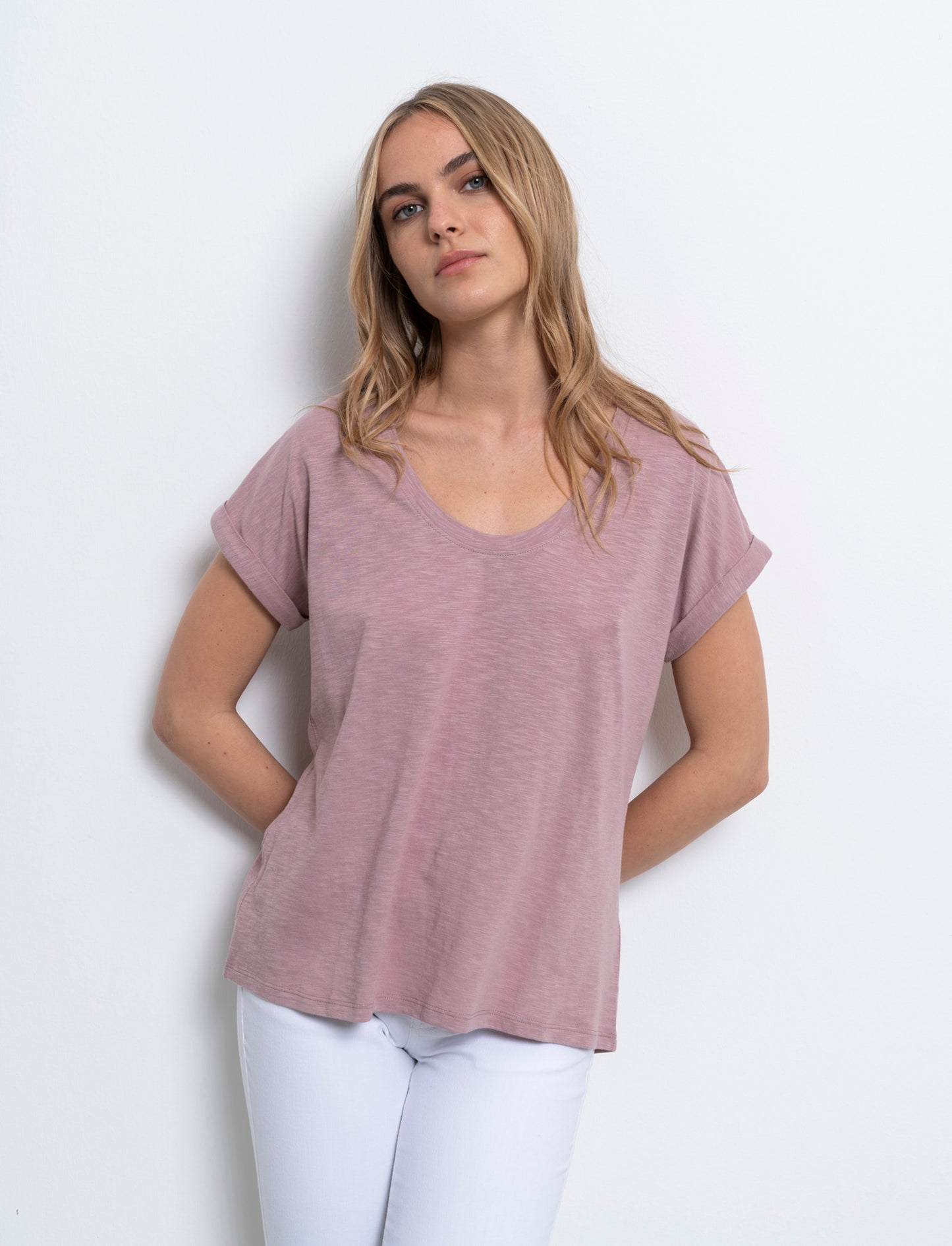 T-shirt con risvolto sulle maniche da donna - Rosa antico