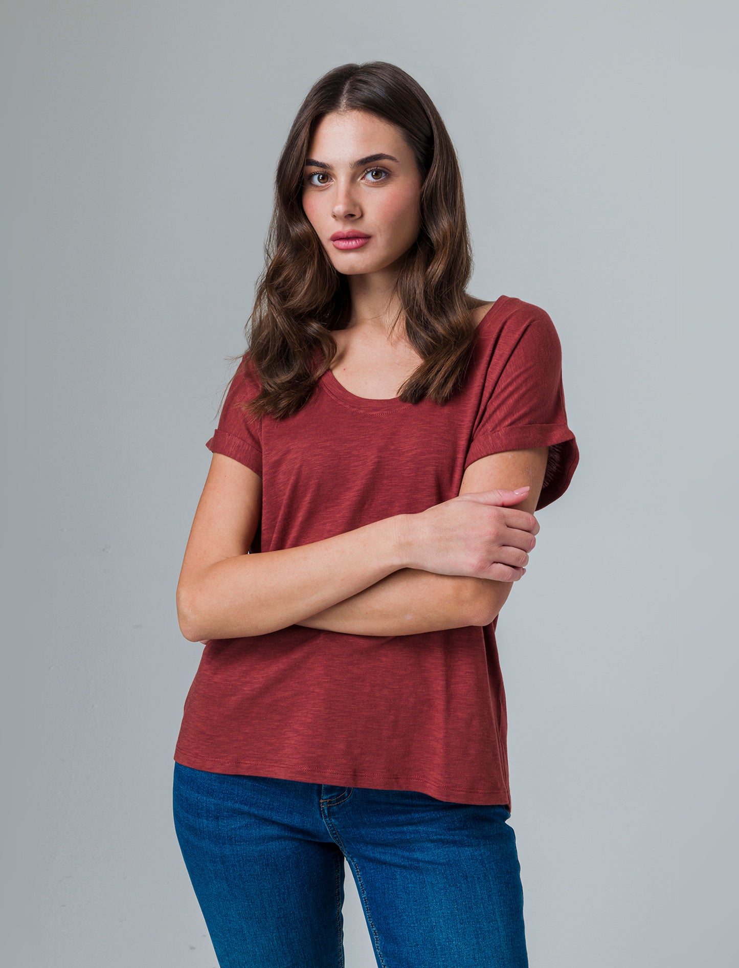 T-shirt con risvolto sulle maniche da donna - Rosso mattone