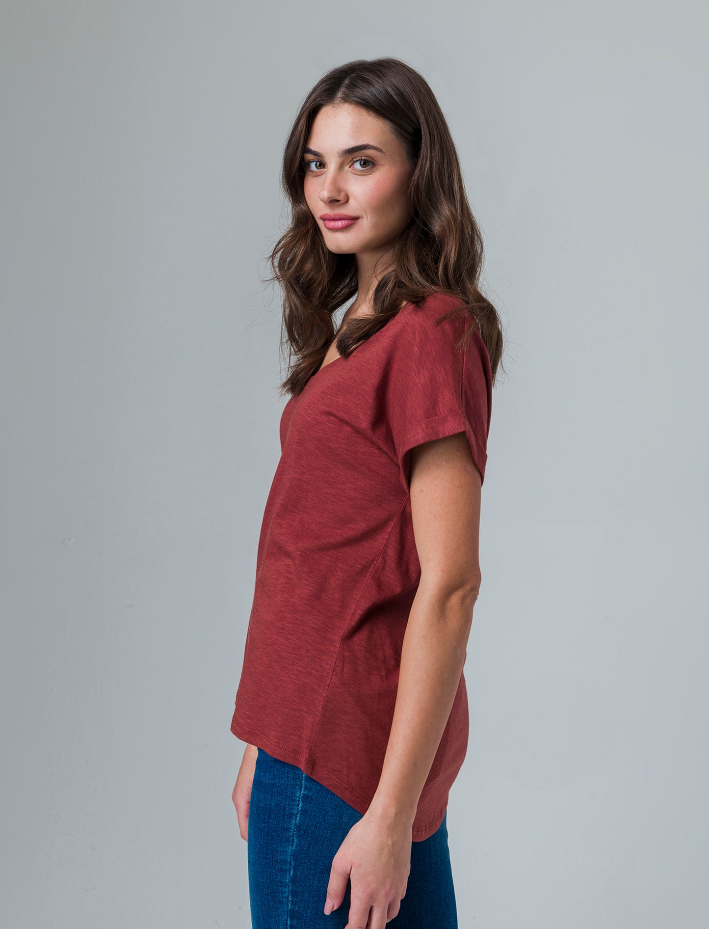 T-shirt con risvolto sulle maniche da donna - Rosso mattone