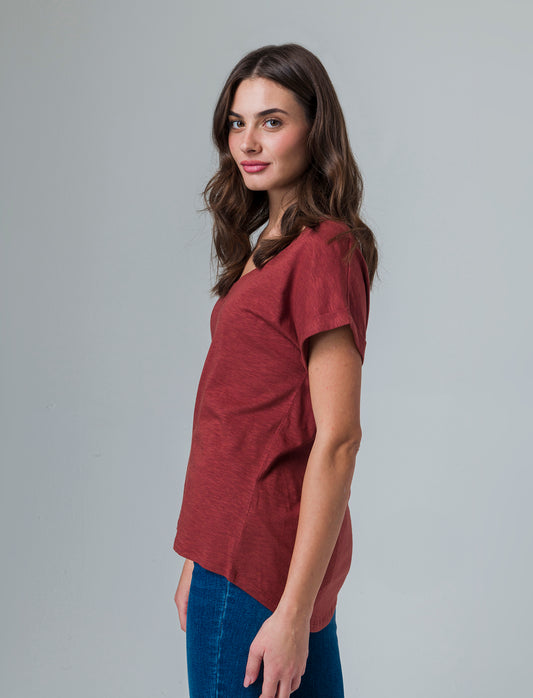 T-shirt con risvolto sulle maniche da donna - Rosso mattone