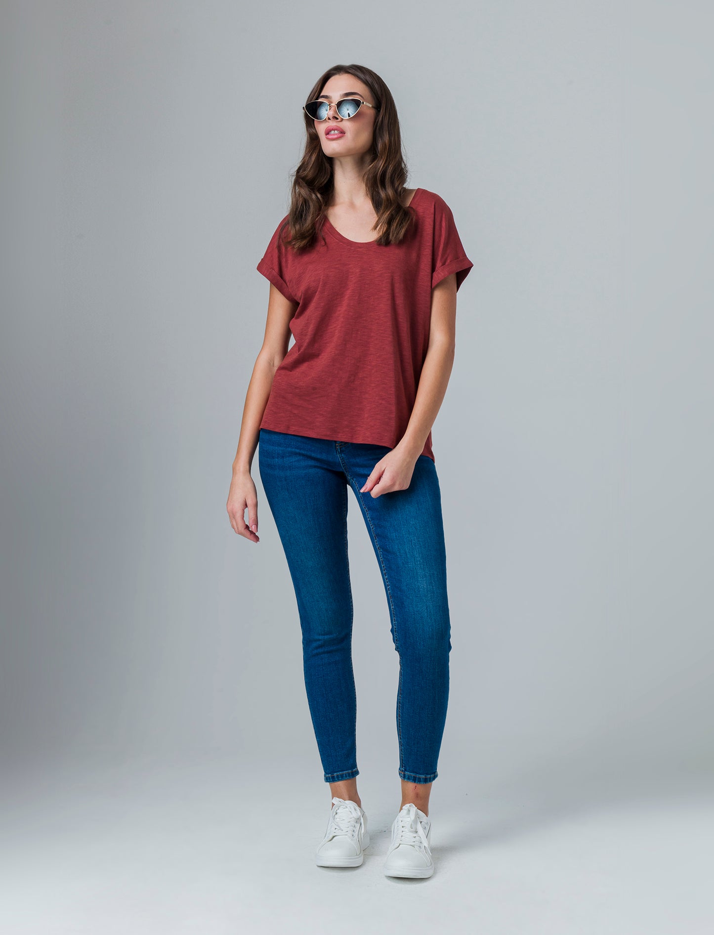 T-shirt con risvolto sulle maniche da donna - Rosso mattone