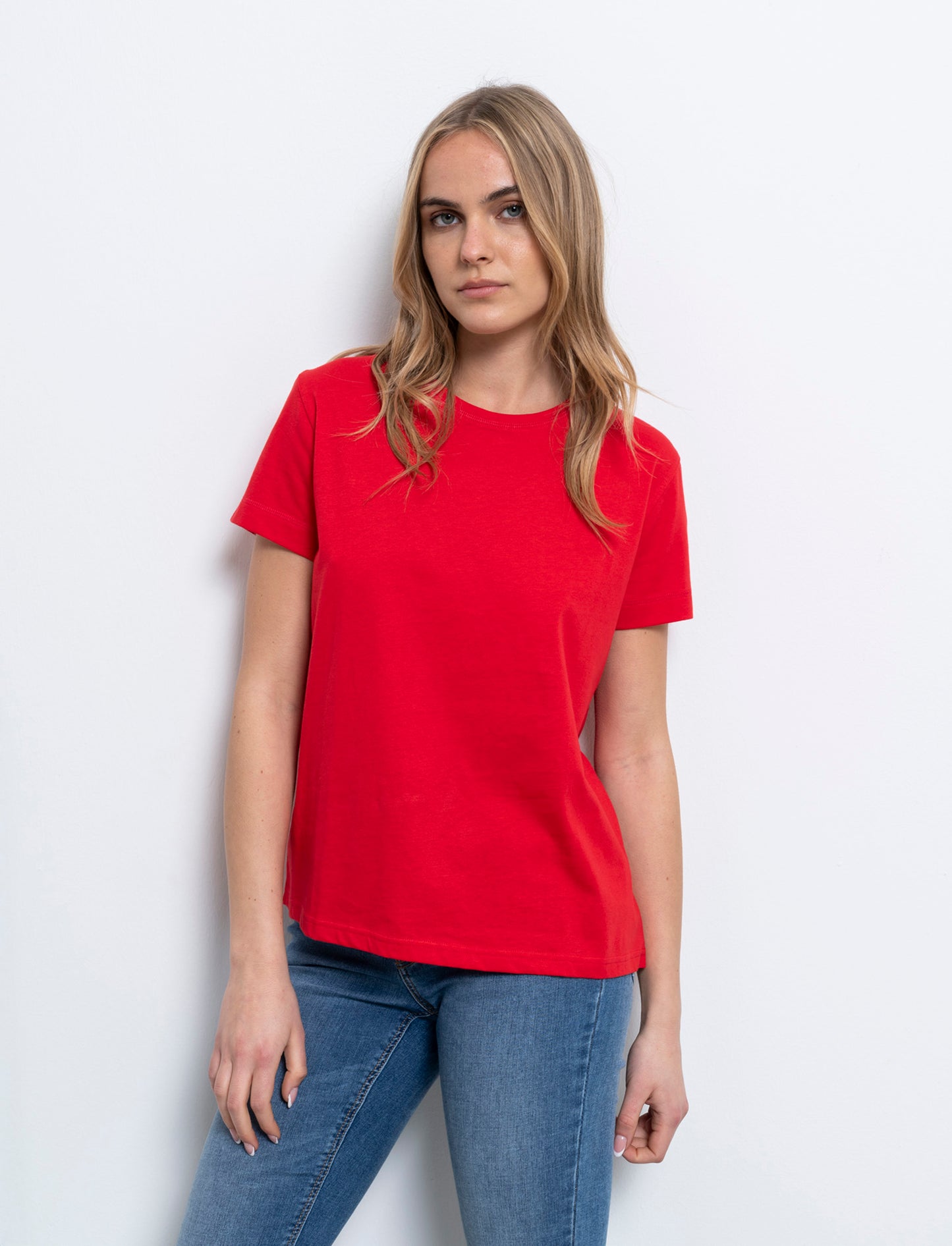 Woman's basic t-shirt for everyday wear - Red