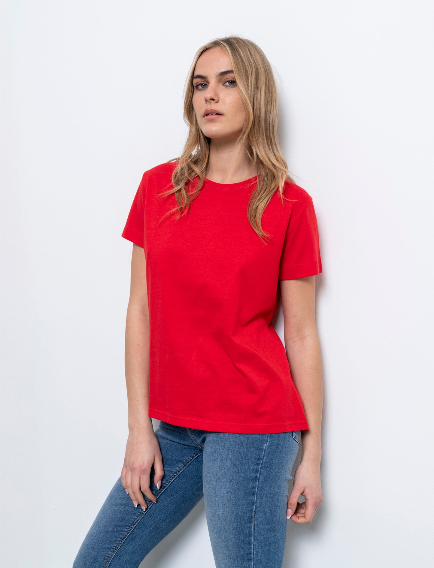 Woman's basic t-shirt for everyday wear - Red