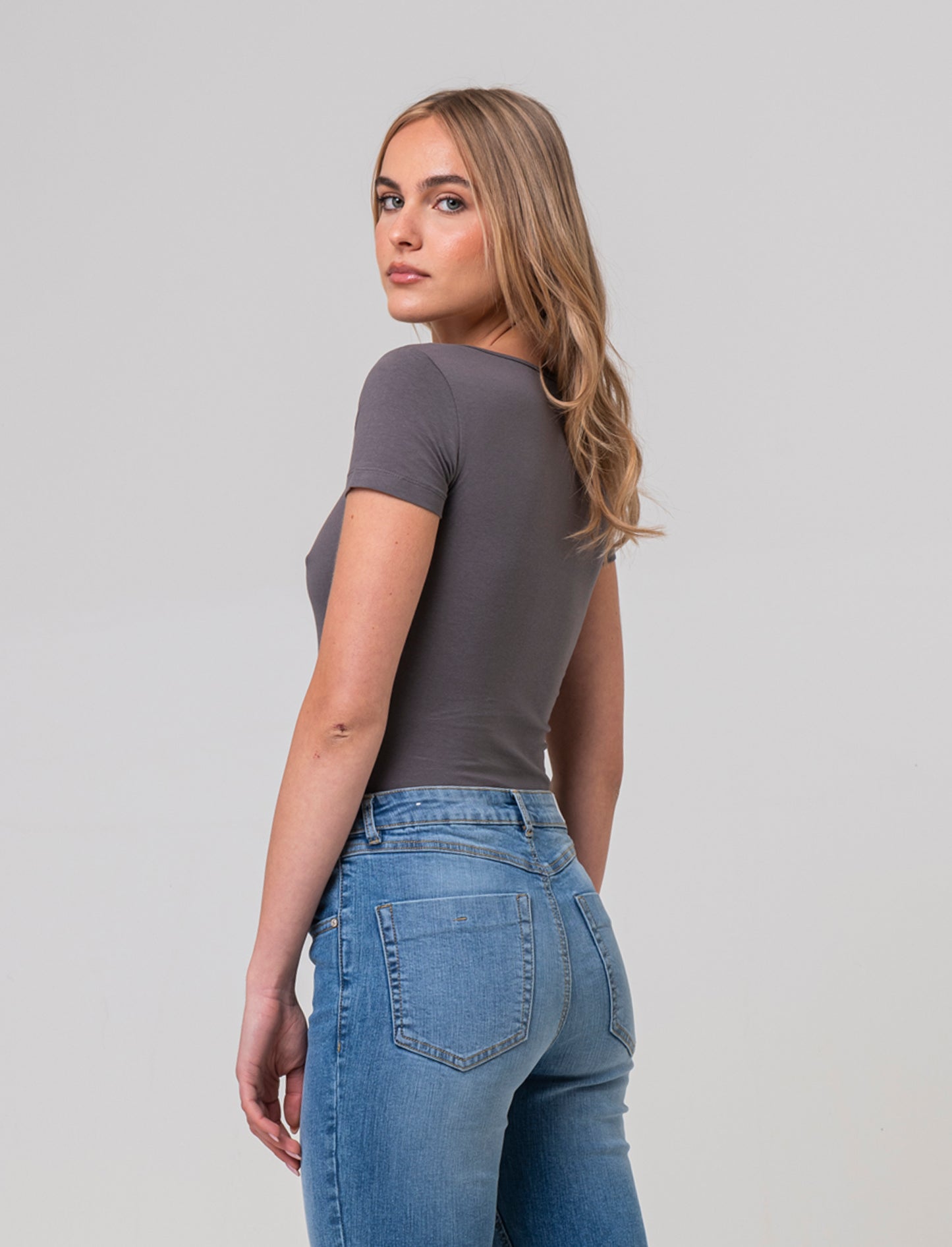 T-shirt basica scollo quadrato da donna - Grigio piombo