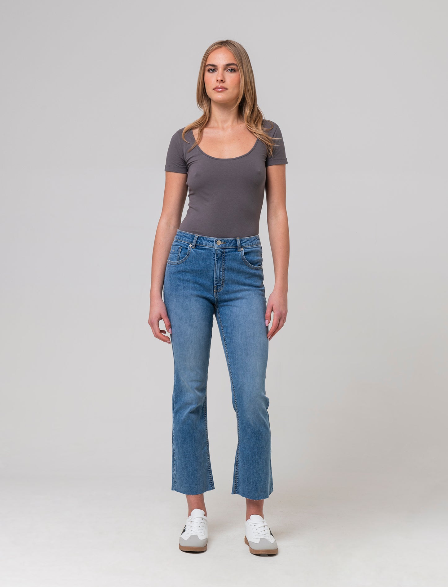 T-shirt basica scollo quadrato da donna - Grigio piombo