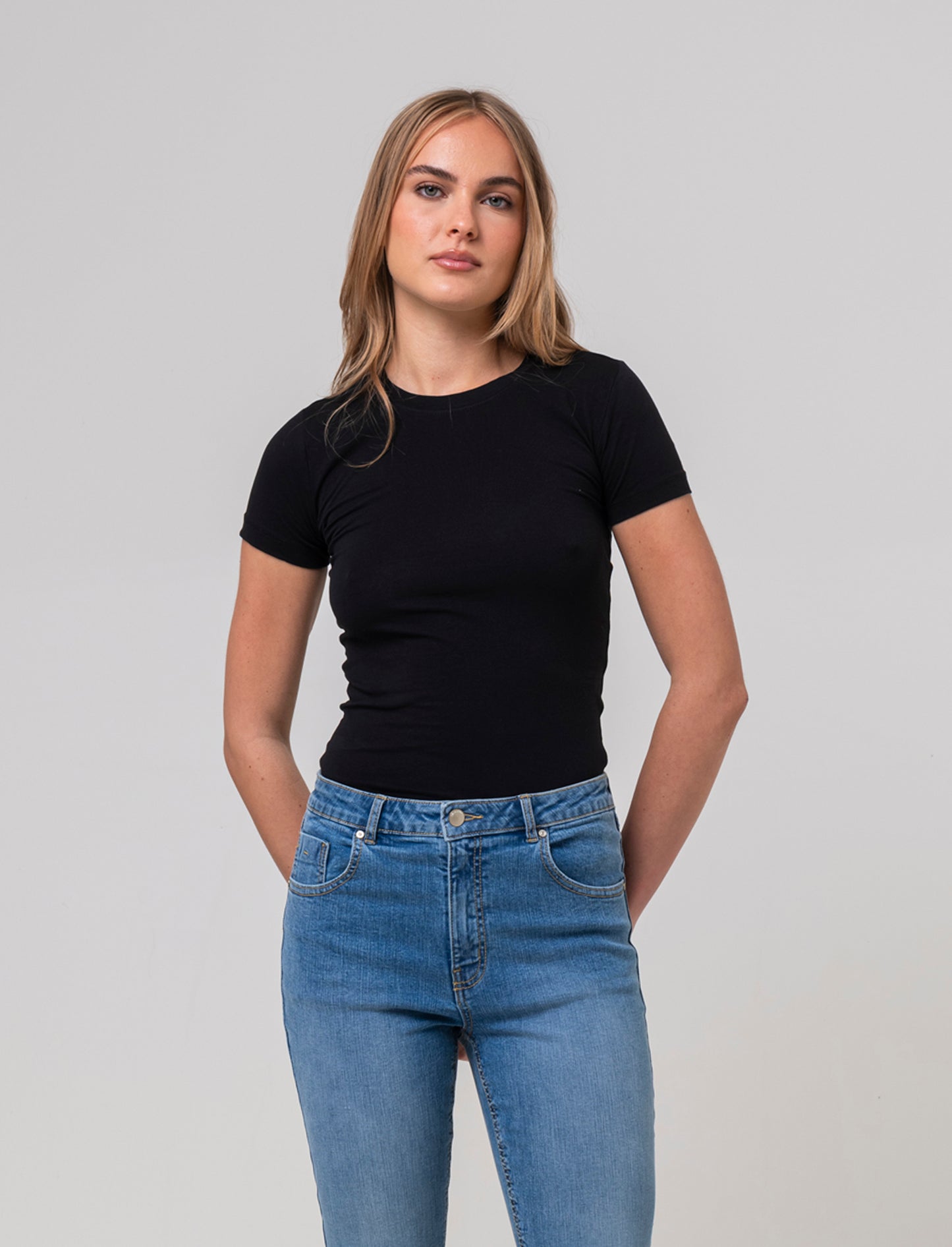 Woman's basic t-shirt for everyday wear - Black