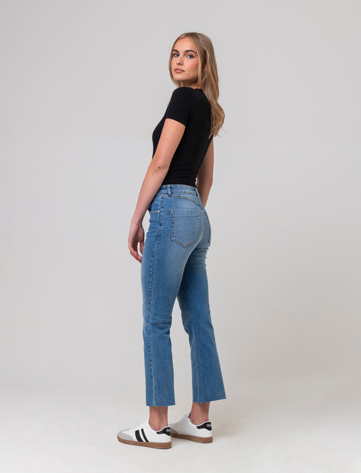 Woman's basic t-shirt for everyday wear - Black