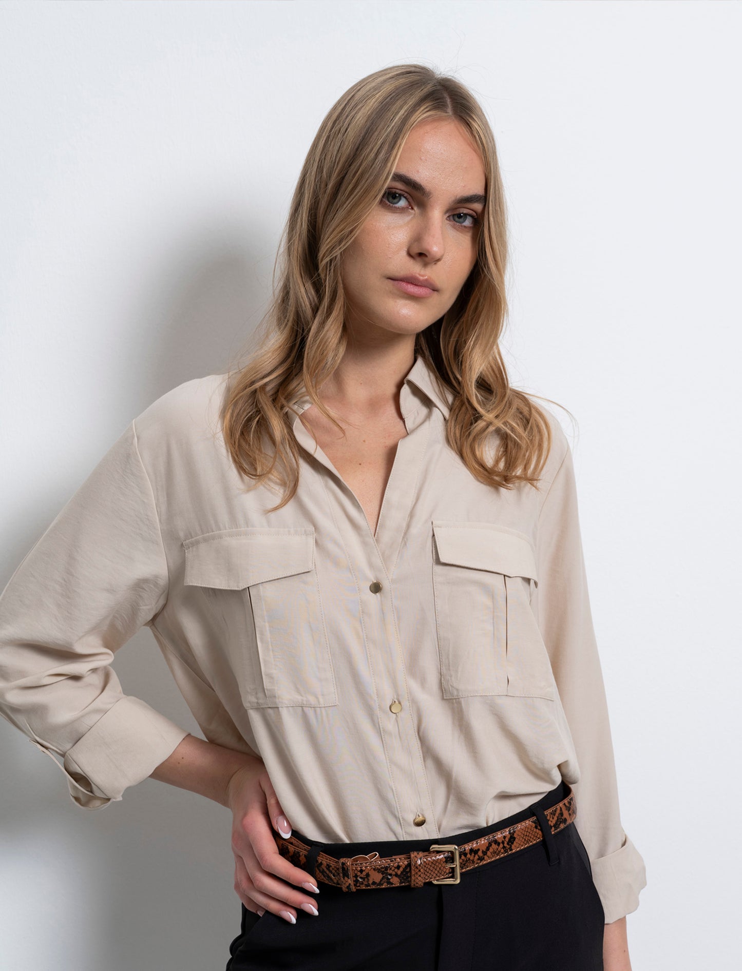 Woman's basic shirt with chest pockets - Brown