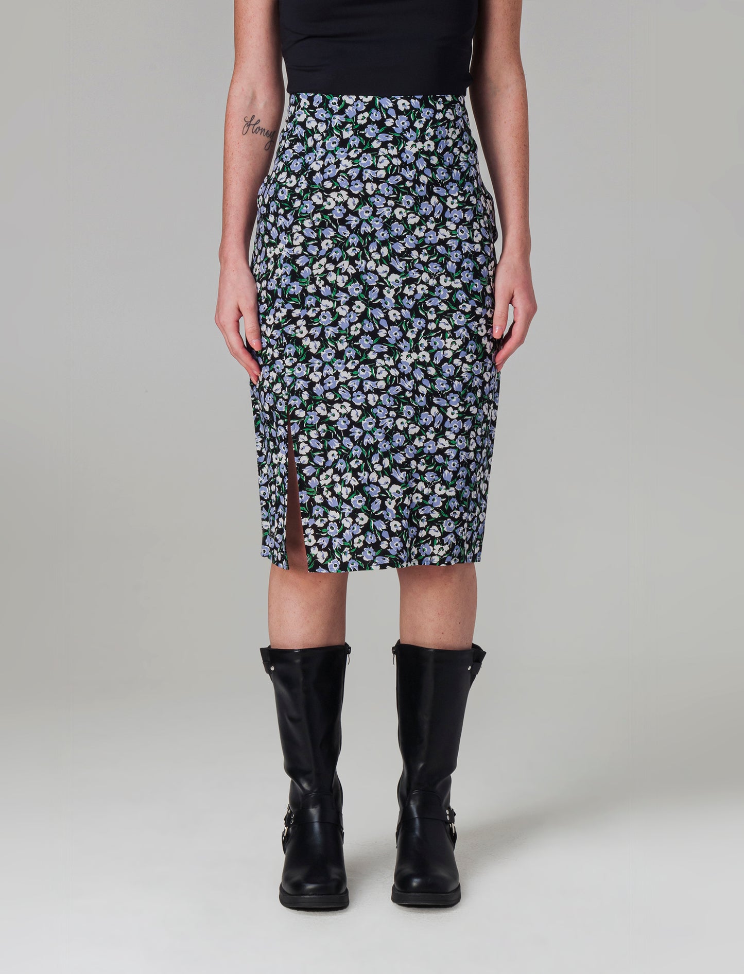 Woman's short ruffled skirt - 