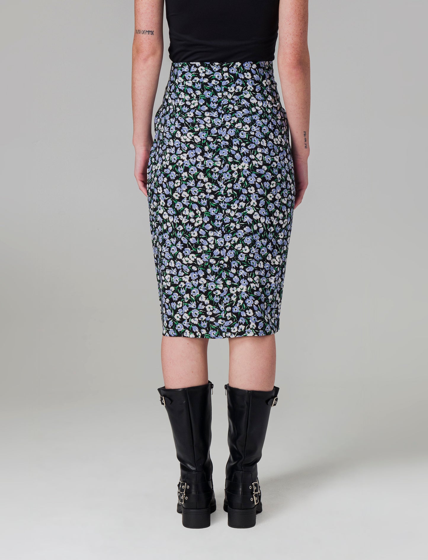 Woman's short ruffled skirt - 
