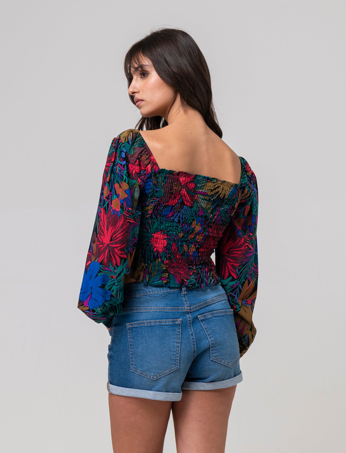 Woman's long sleeve ruffled blouse - 