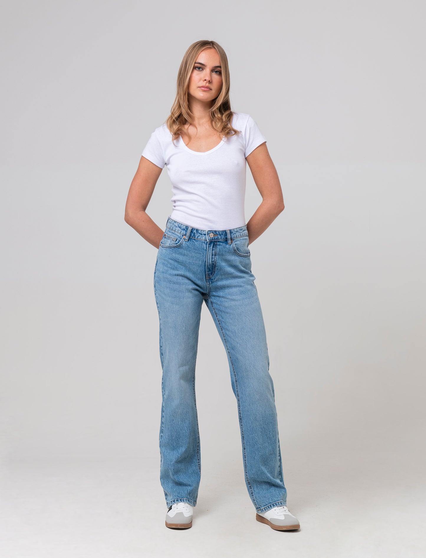 Woman's straight leg jeans for every occasion - Blue
