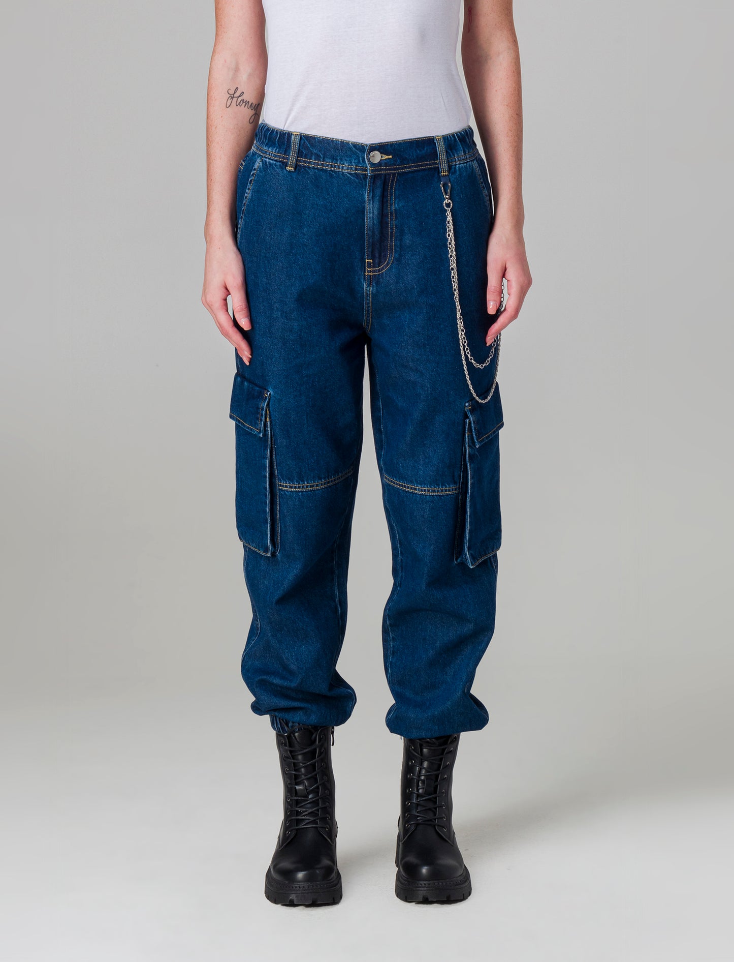 Woman's denim jogger cargo pants for casual style - Blue