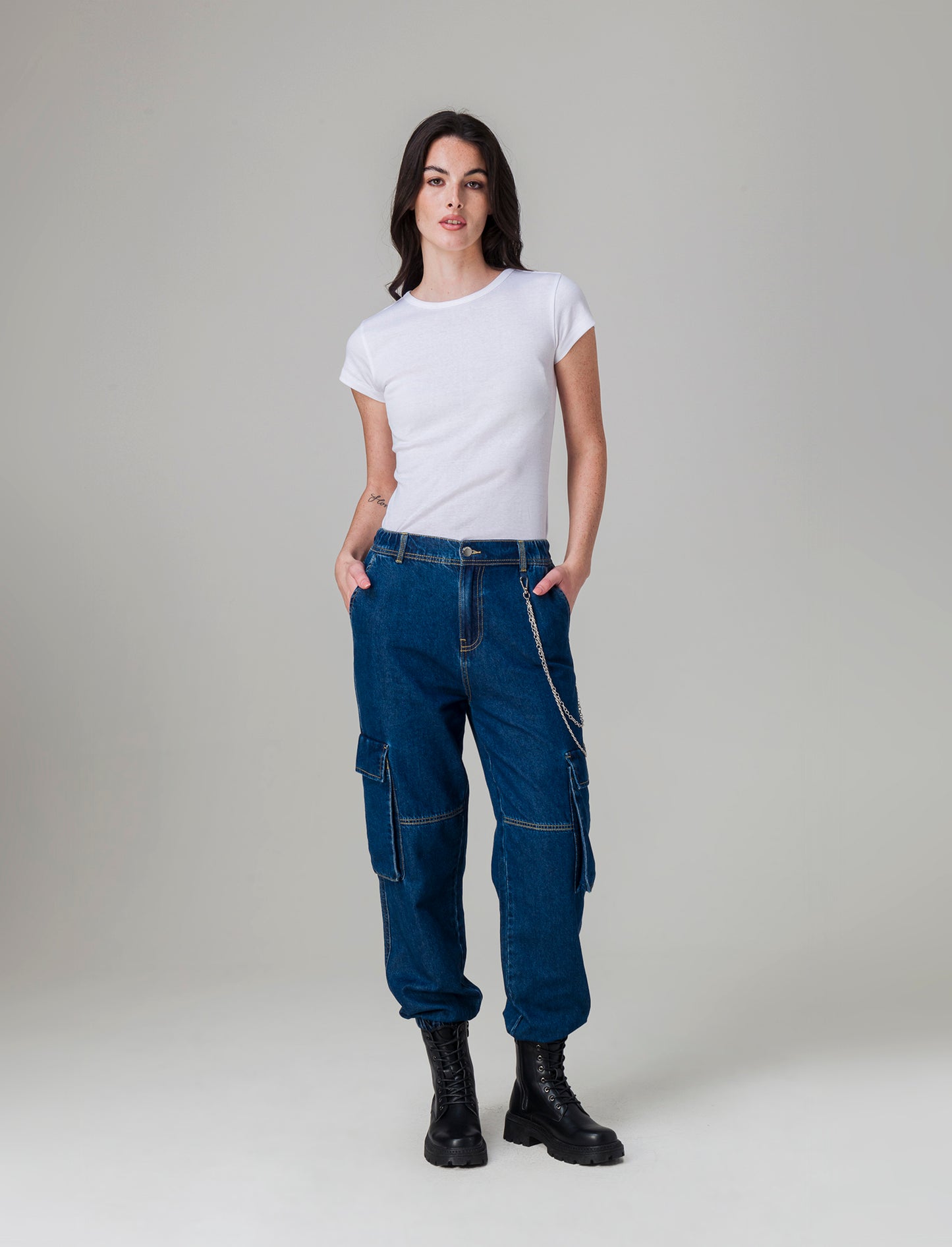 Woman's denim jogger cargo pants for casual style - Blue