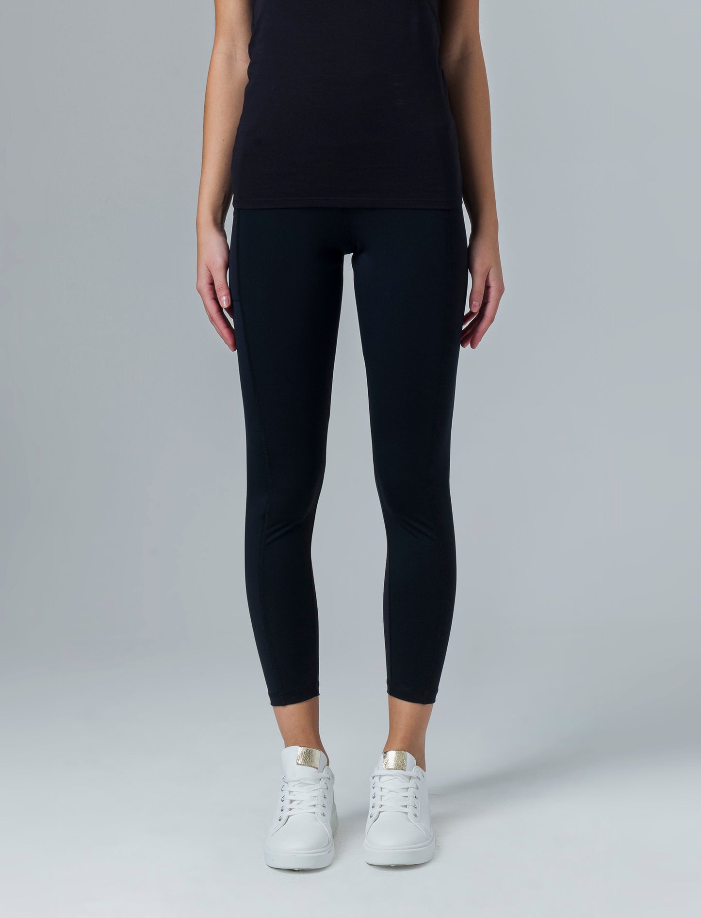 Woman's basic leggings with pocket - Black
