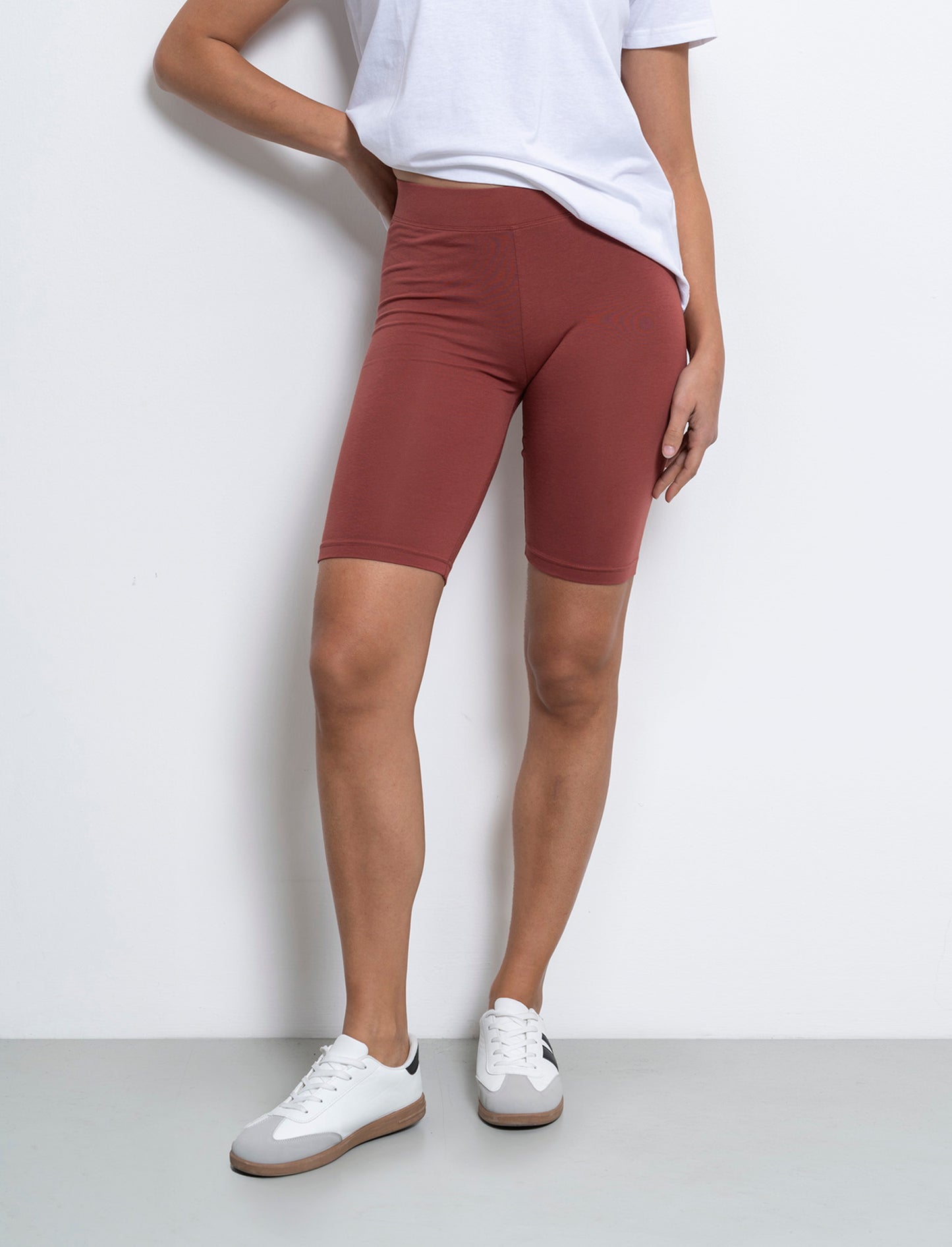 Woman's basic short leggings for everyday wear - Brown