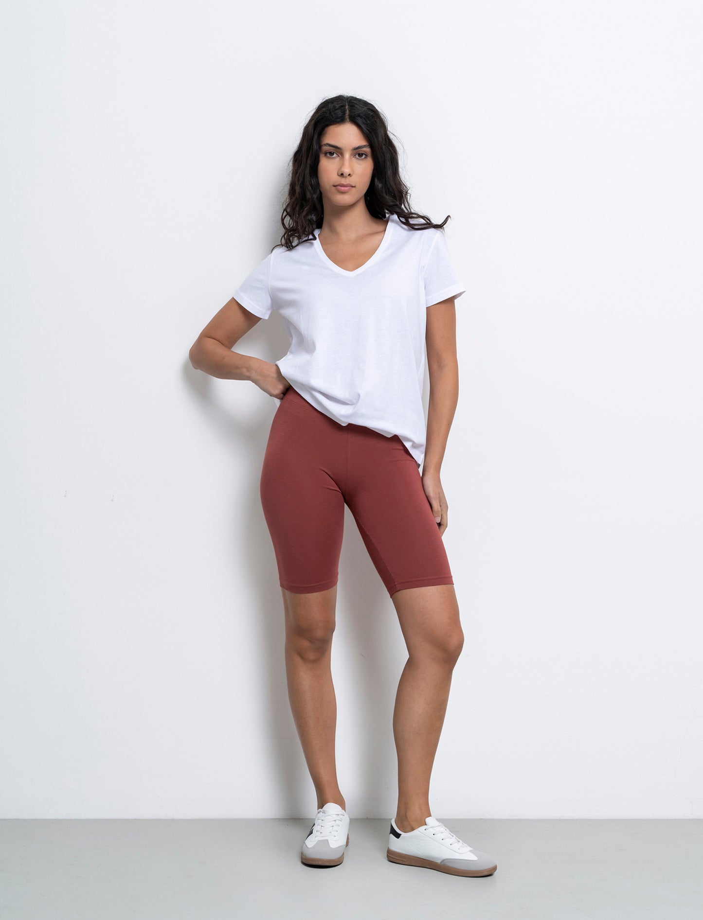 Woman's basic short leggings for everyday wear - Brown