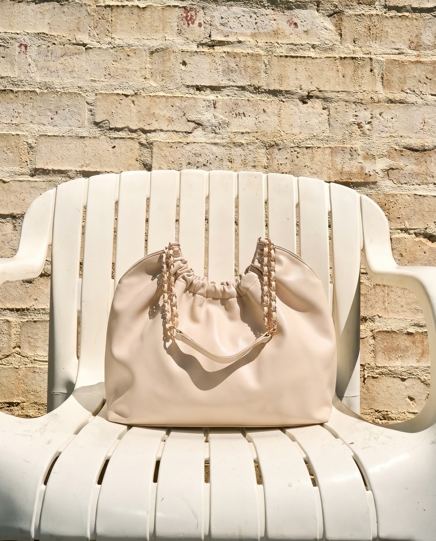 Borsa a sacco con tracolla e catena - Beige