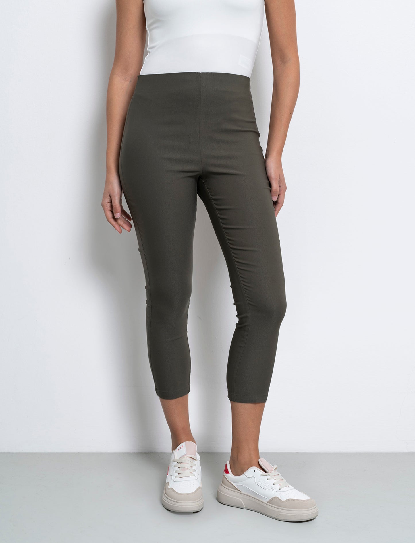 Woman's cropped pinocchio pants for stylish comfort - Green
