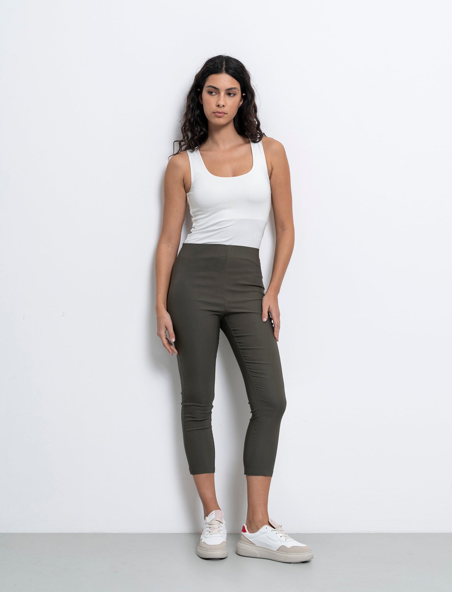 Woman's cropped pinocchio pants for stylish comfort - Green