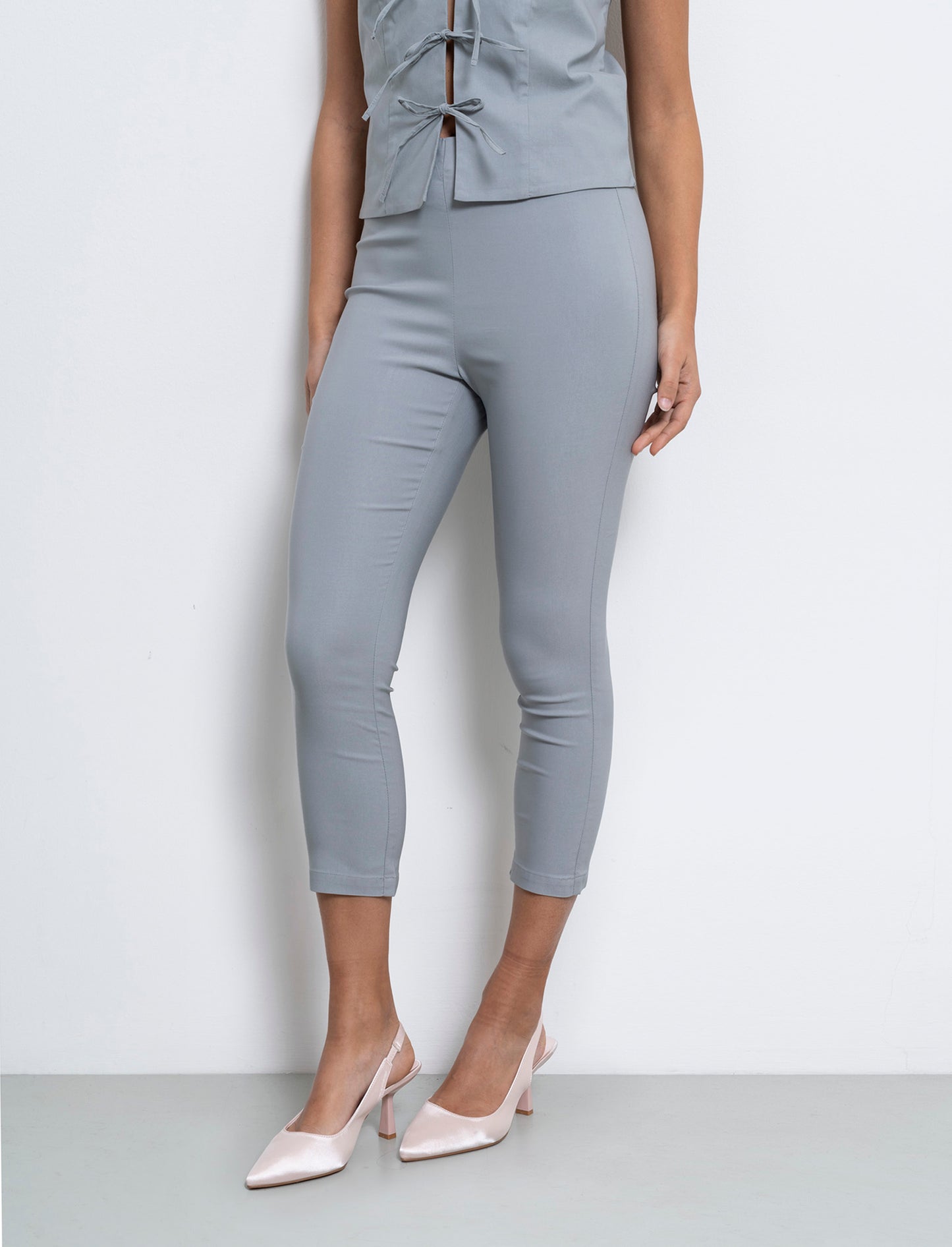 Woman's cropped pinocchio pants for stylish comfort - Grey