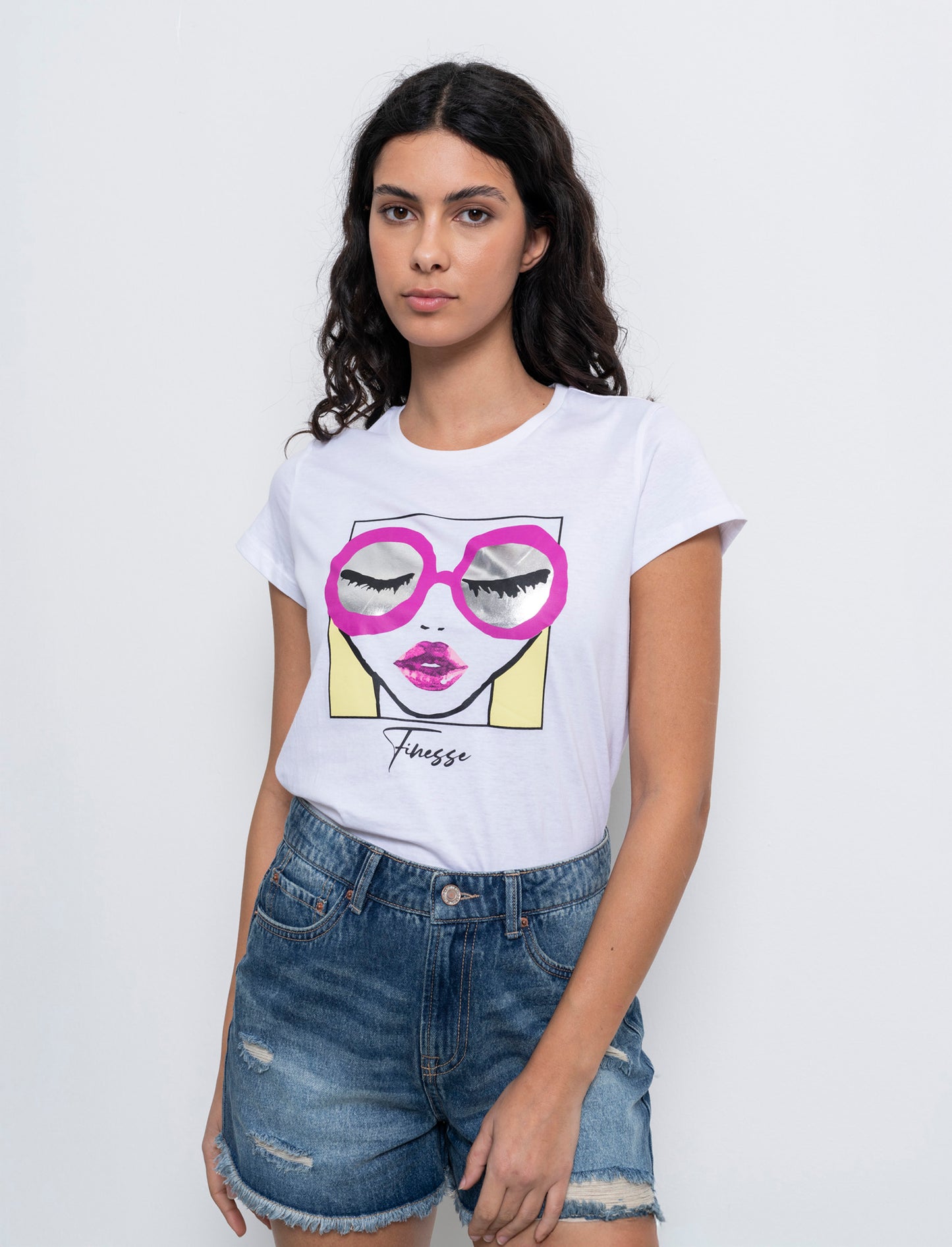 Woman's printed graphic t-shirt for casual wear - 