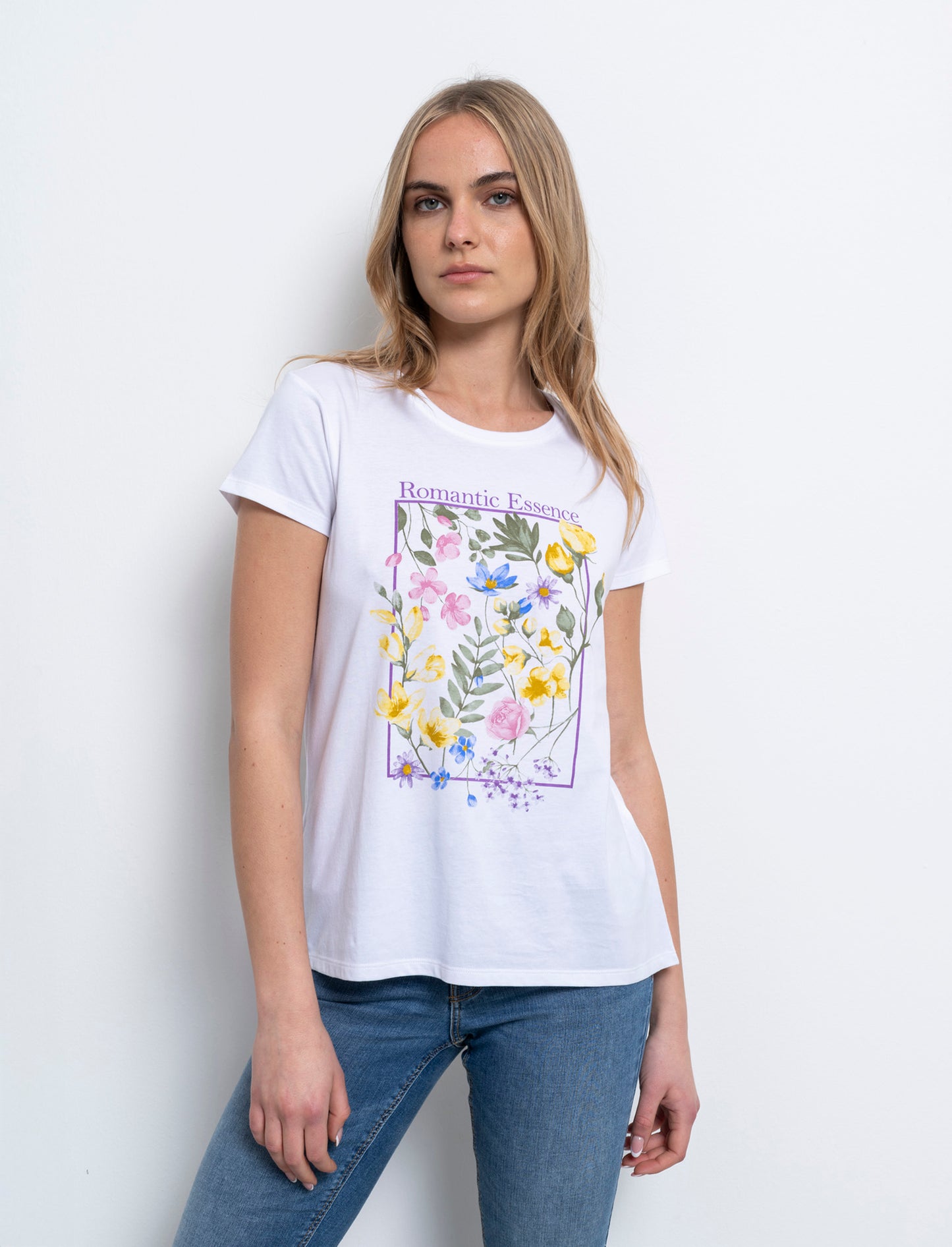 Woman's printed graphic t-shirt for casual wear - 