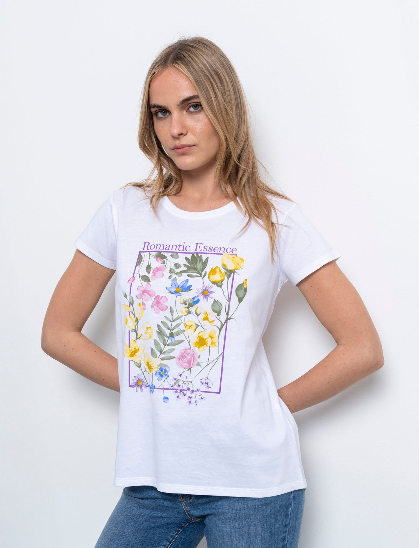 Woman's printed graphic t-shirt for casual wear - 