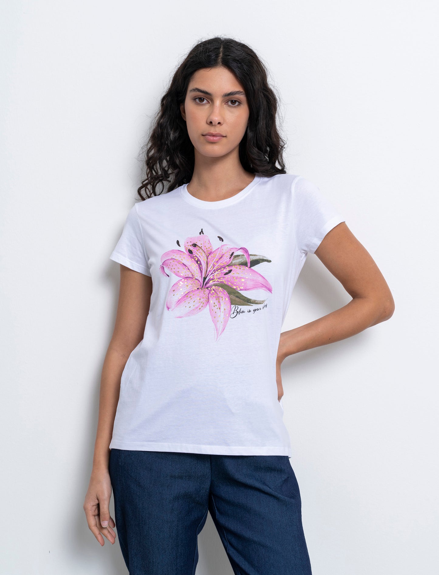 Woman's printed graphic t-shirt for casual wear - 