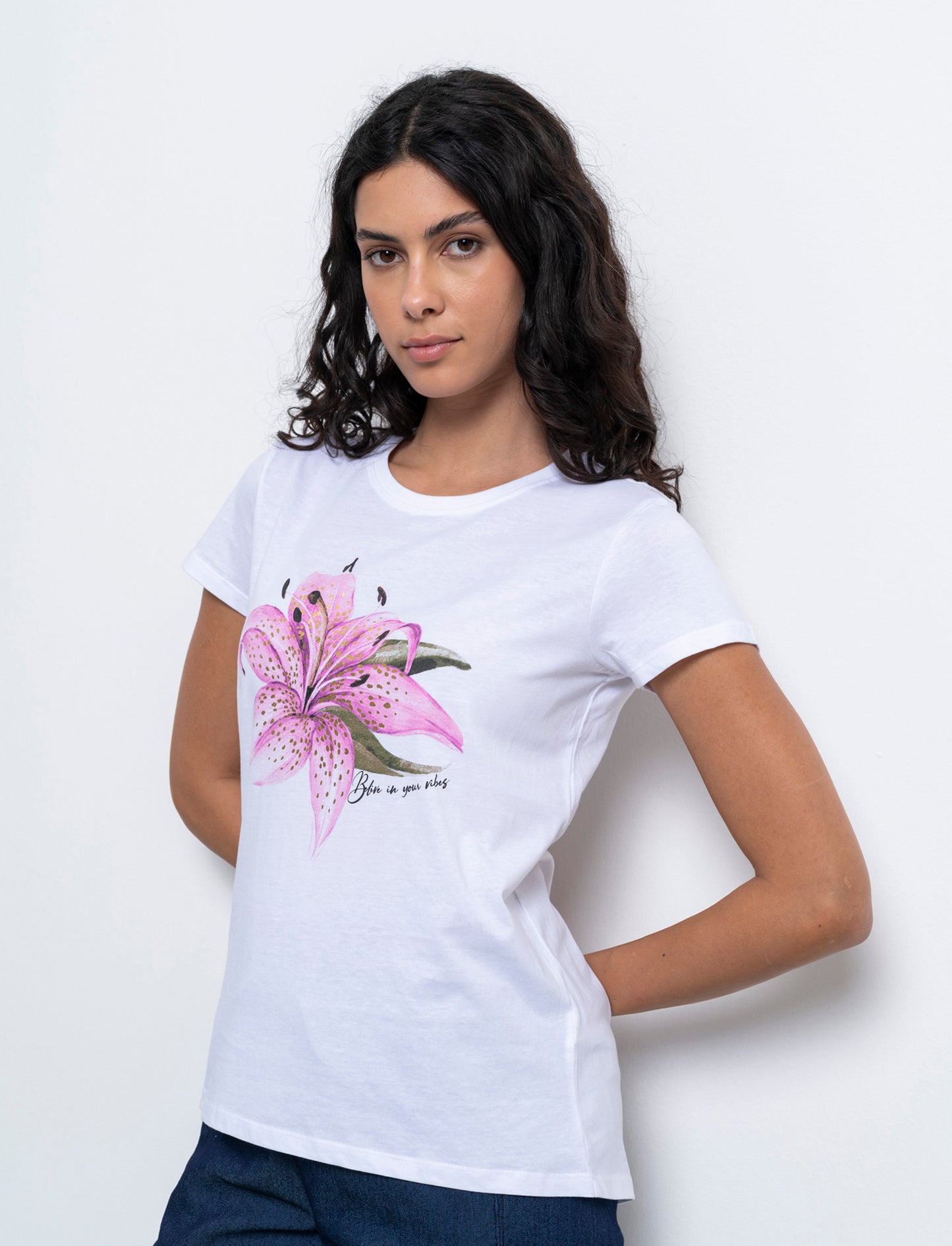Woman's printed graphic t-shirt for casual wear - 