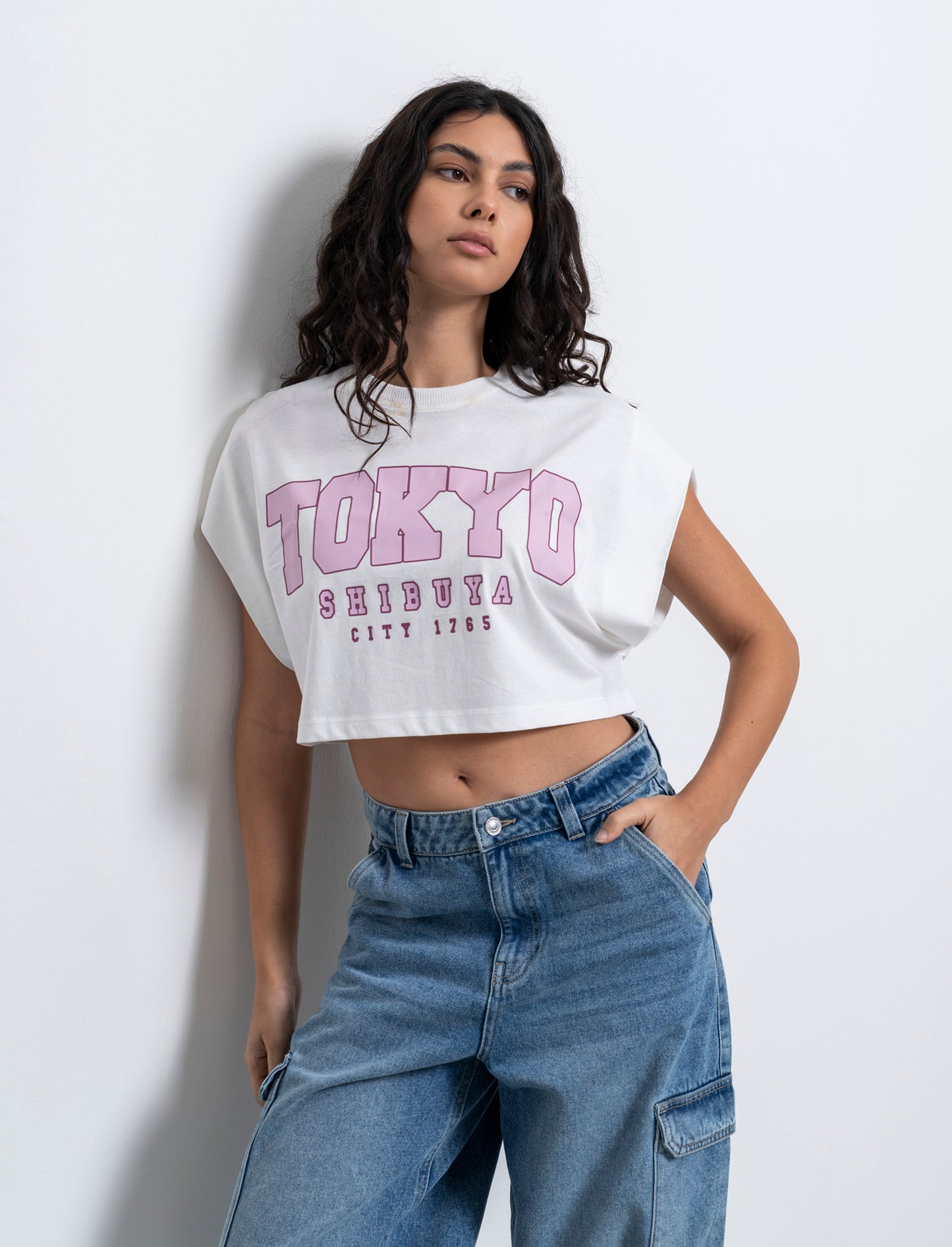 T-shirt crop con stampa da donna - var 1
