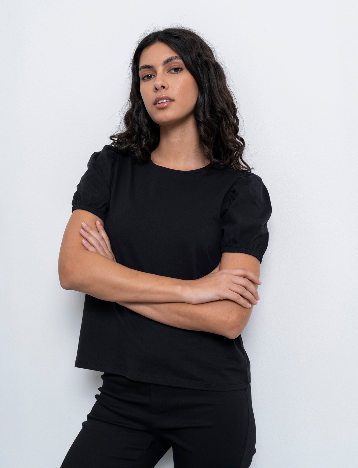 Woman's puff sleeve t-shirt for stylish look - Black