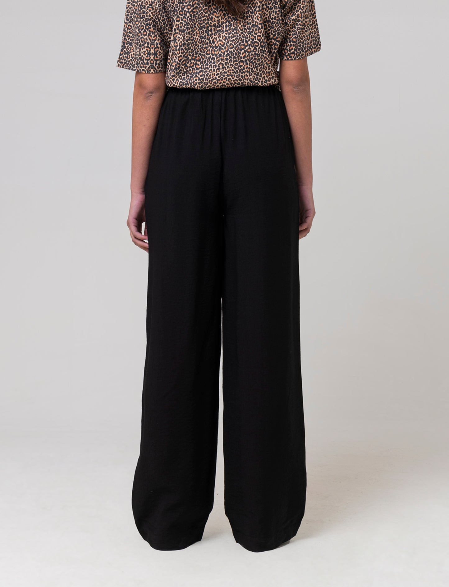 Woman's drawstring pants for comfort and style - Black