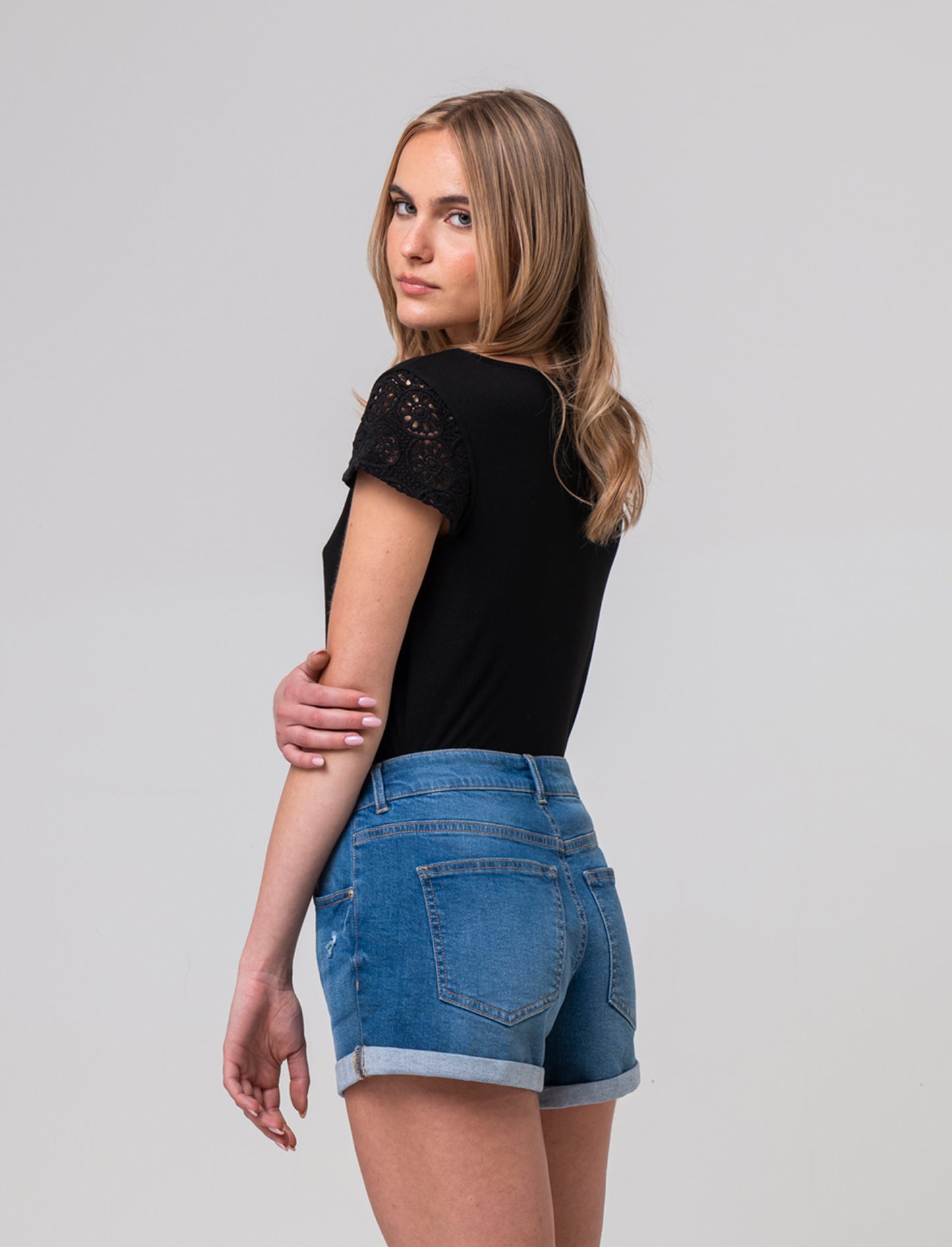 T-shirt con manica in pizzo da donna - Nero