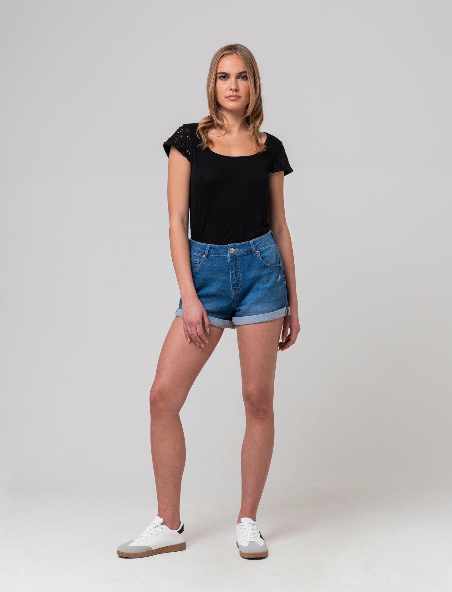 T-shirt con manica in pizzo da donna - Nero