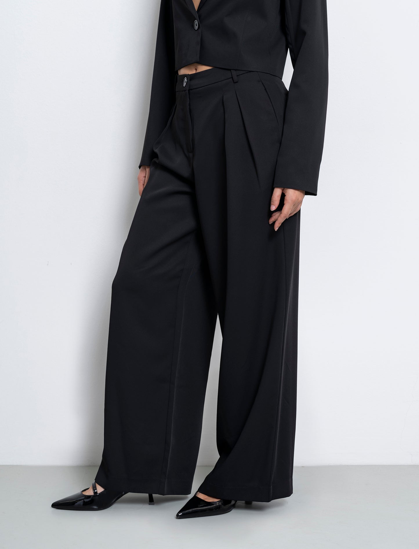 Woman's straight leg trousers for every occasion - Black