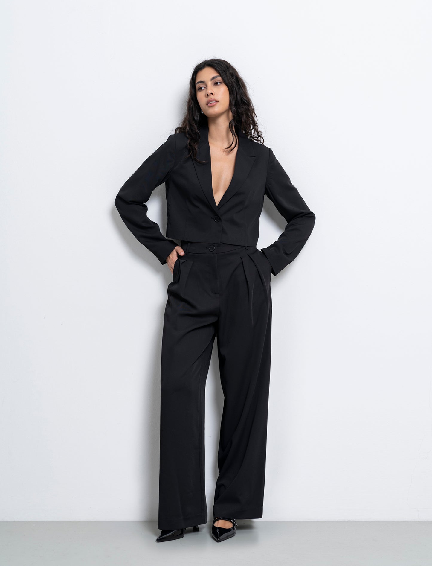 Woman's straight leg trousers for every occasion - Black